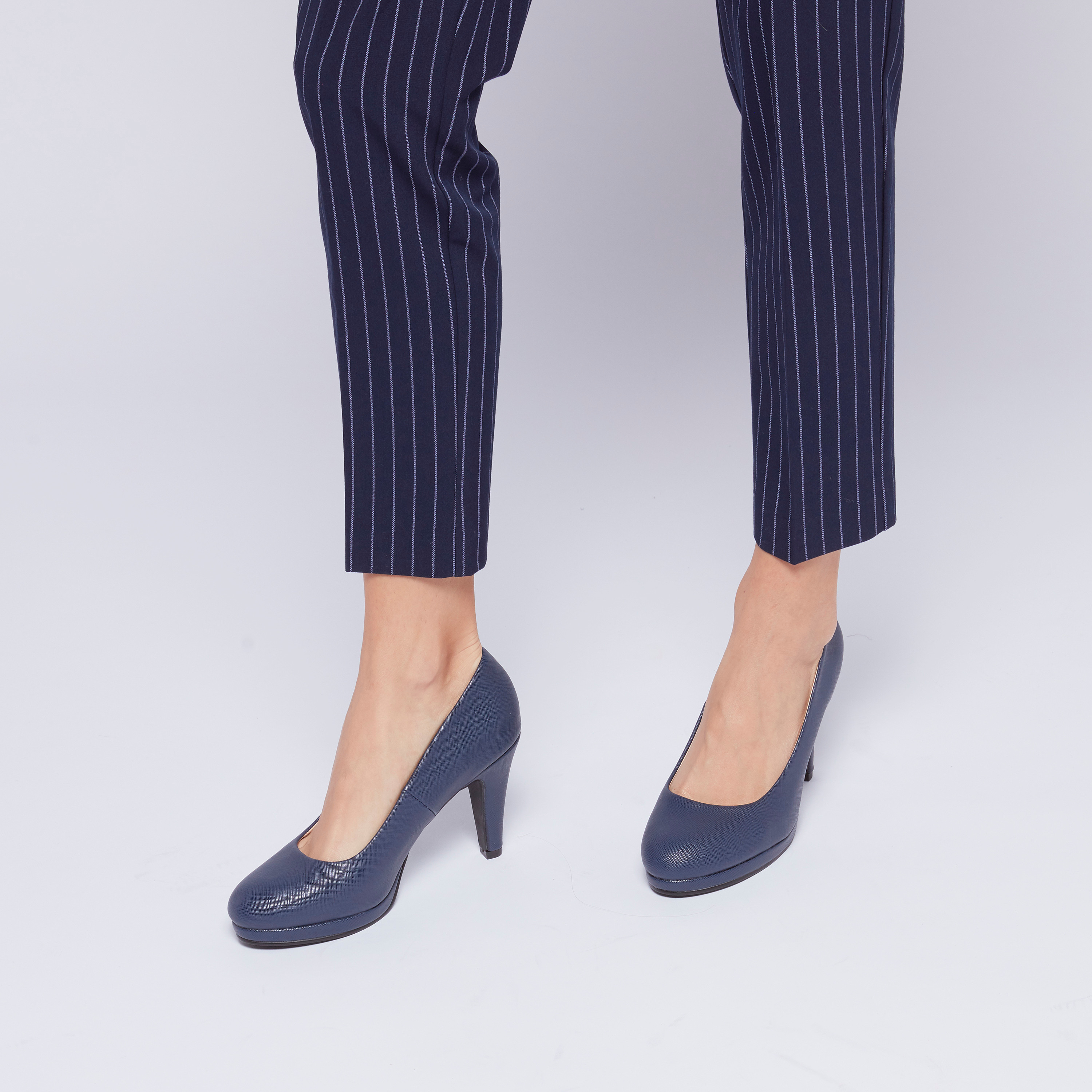 حذاء بمقدّمة مستديرة بارزة سهل الإرتداء مع كعب مخروطي-women-shoes-heels-image-2