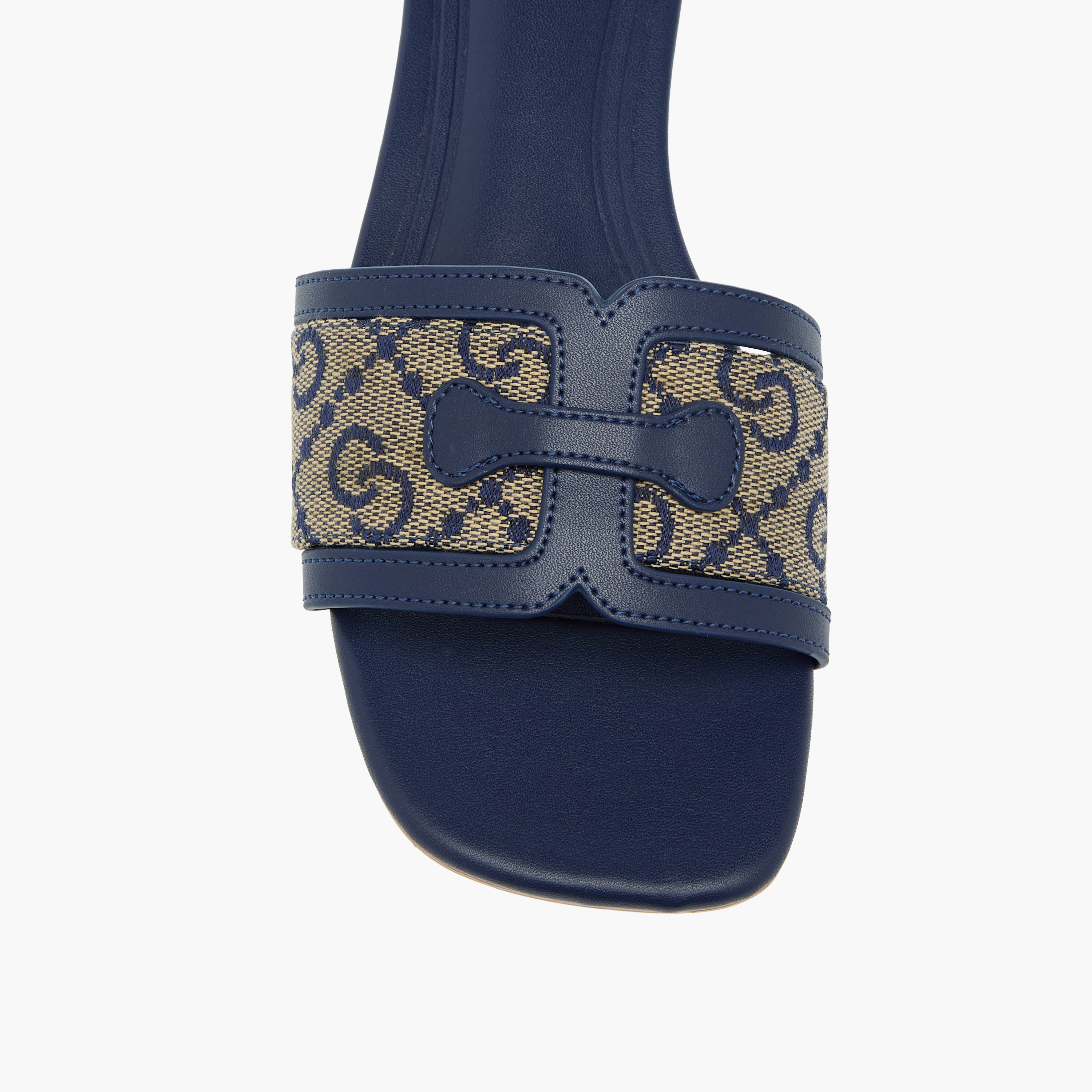 صندل سهل الارتداء بطبعات مونوجرام للنساء من سيليست-women-shoes-flats-sandals-image-4