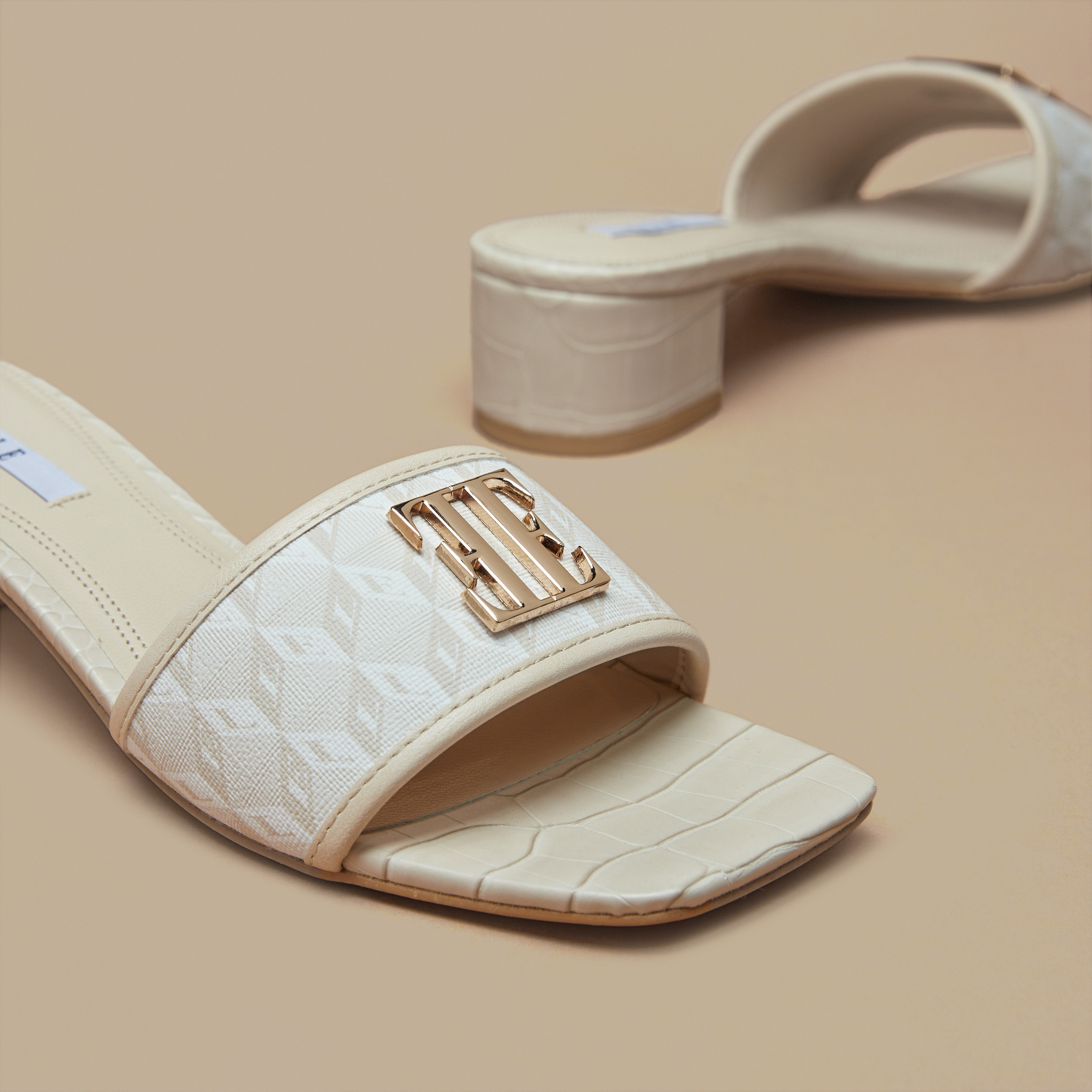 صندل خفيف بكعب سميك وطبعات للنساء من إيل-women-shoes-sandals-heeled-image-4