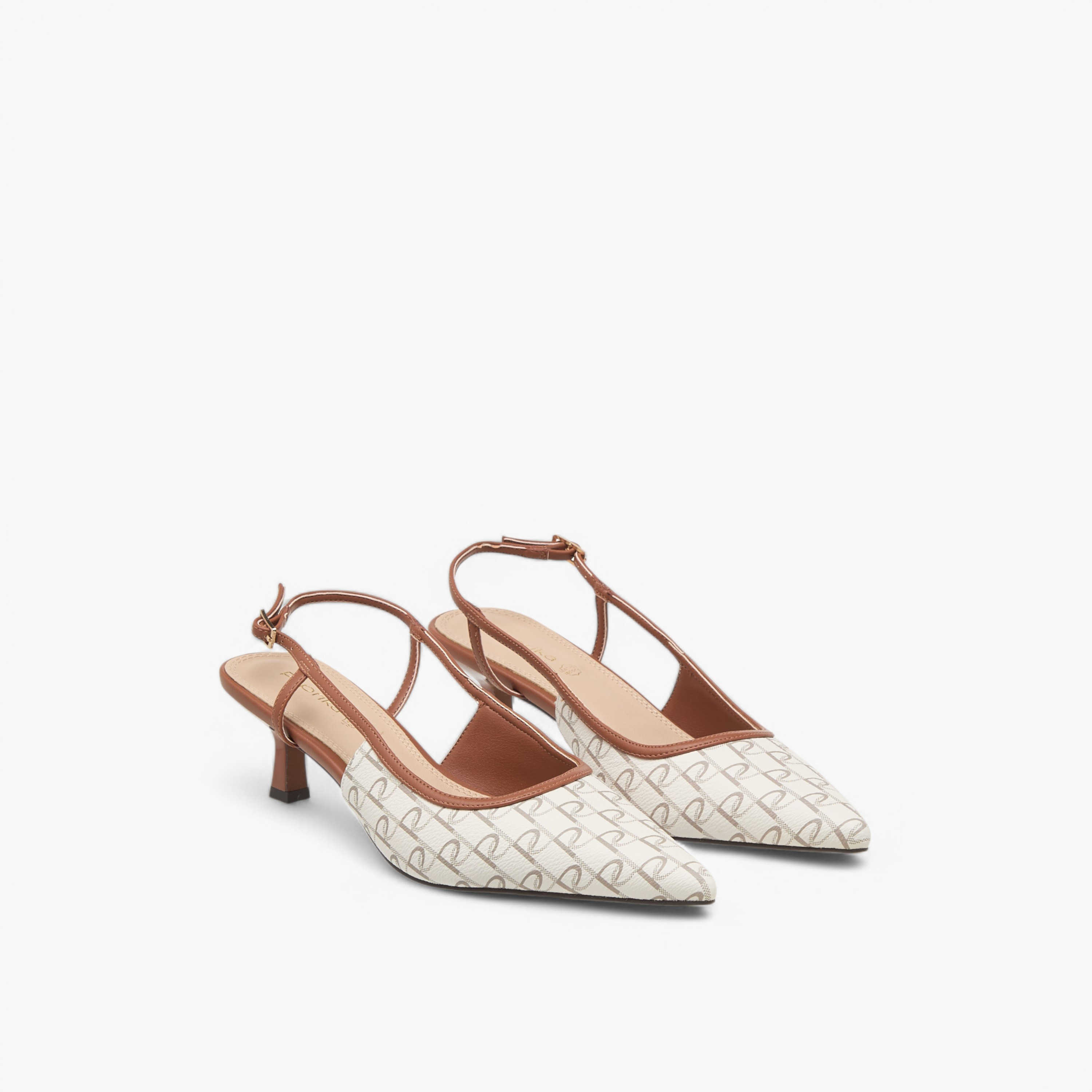 حذاء بحزام خلفي وكعب صغير وإغلاق بإبزيم وطبعات مونوجرام من بابريكا-women-shoes-sandals-heeled-image-1