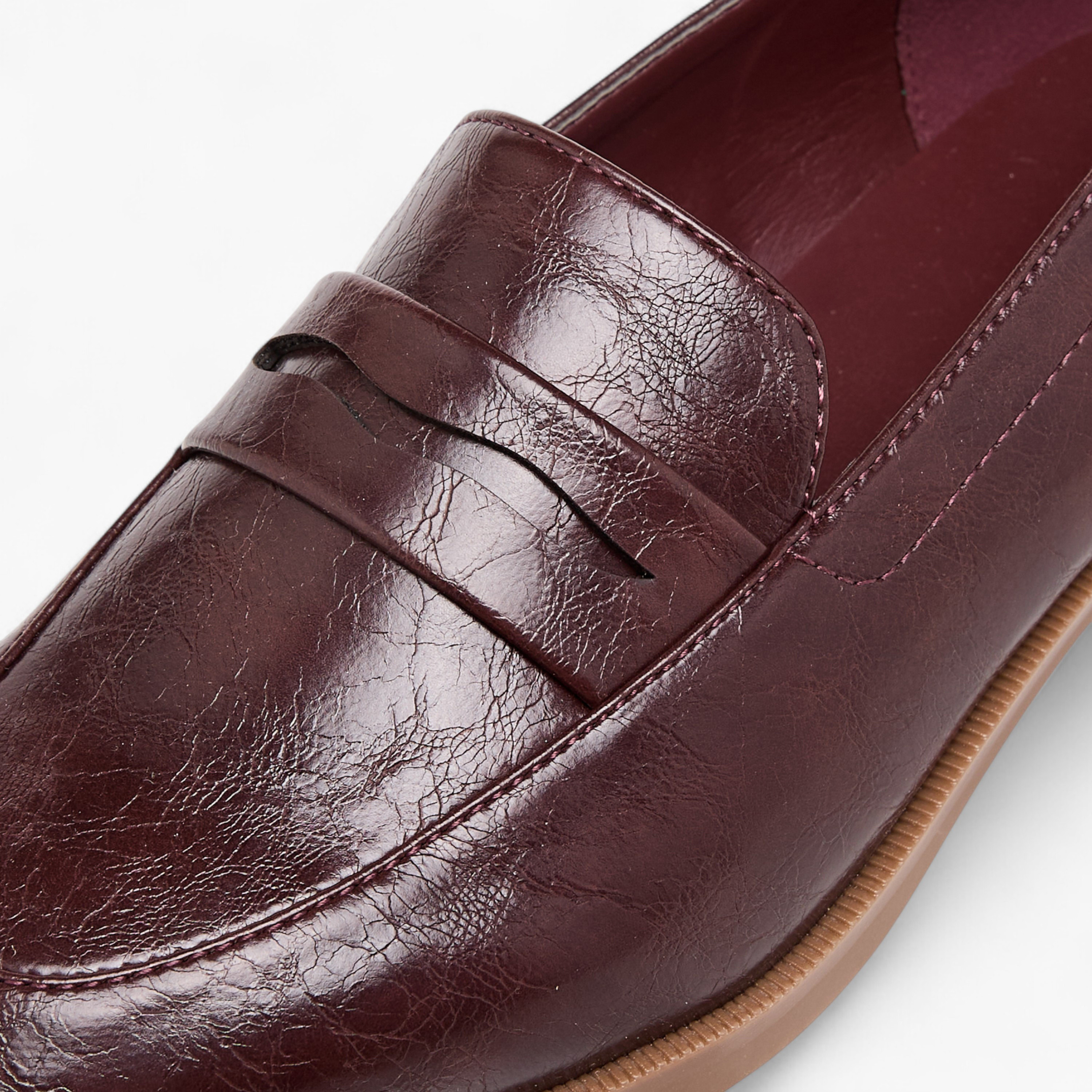 حذاء سهل الارتداء بتفاصيل مفرغة للنساء من سيليست-women-shoes-loafersandmoccasins-image-4
