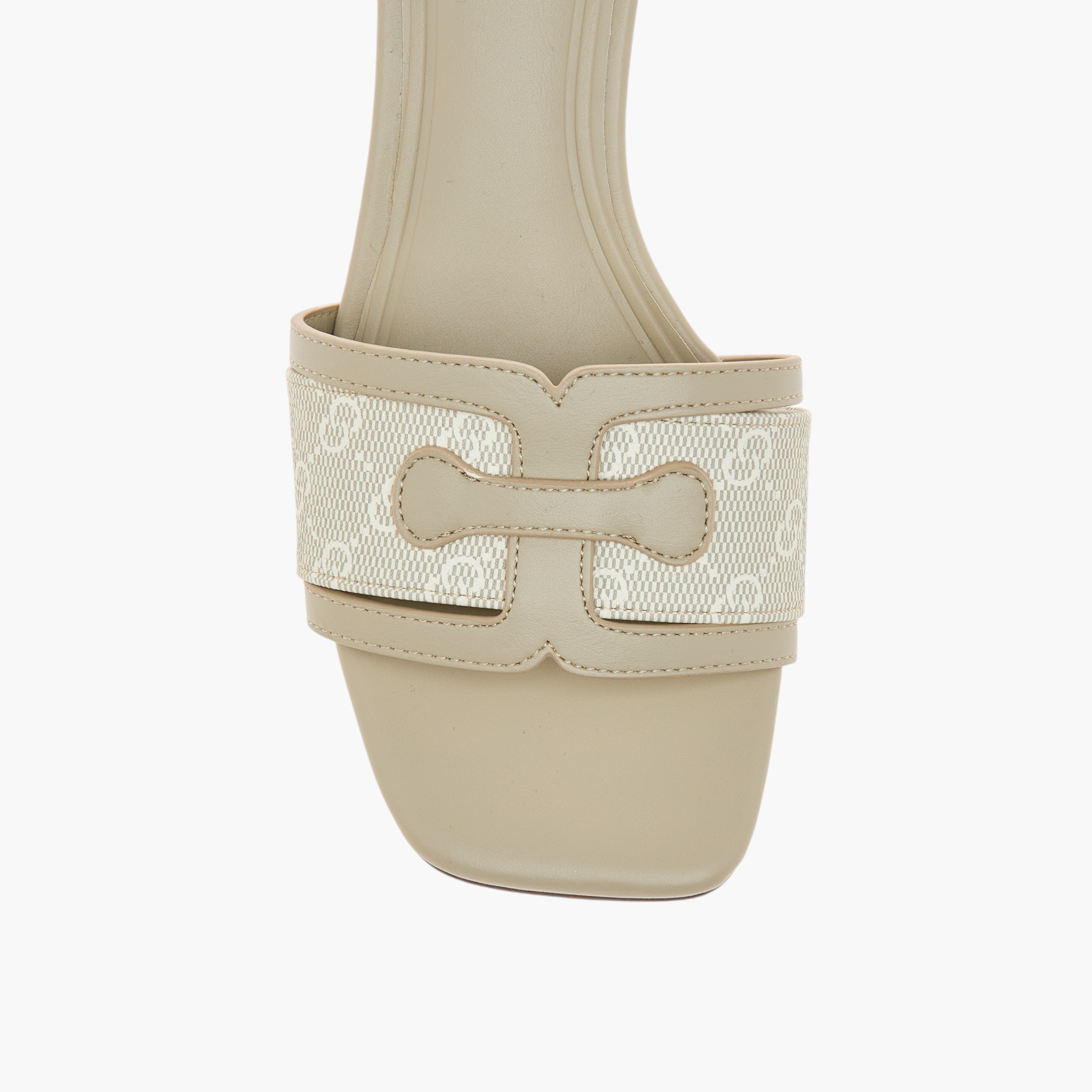 صندل سهل الارتداء بطبعات مونوجرام وبكعب صغير للنساء من سيلست-women-shoes-sandals-heeled-image-9