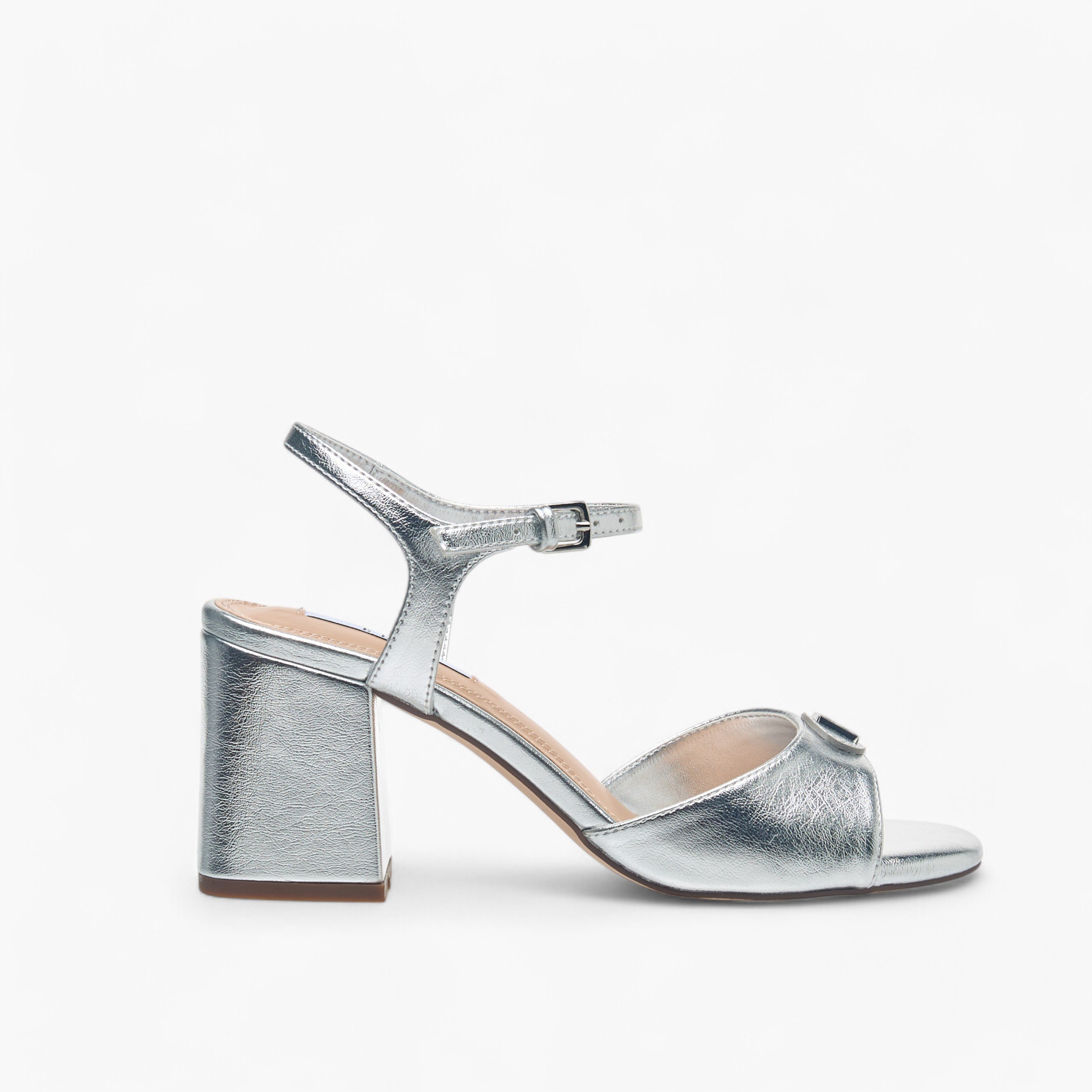 صندل بكعب سميك وإبزيم إغلاق وتزيينات شعار للنساء من إل-women-shoes-sandals-heeled-image-3