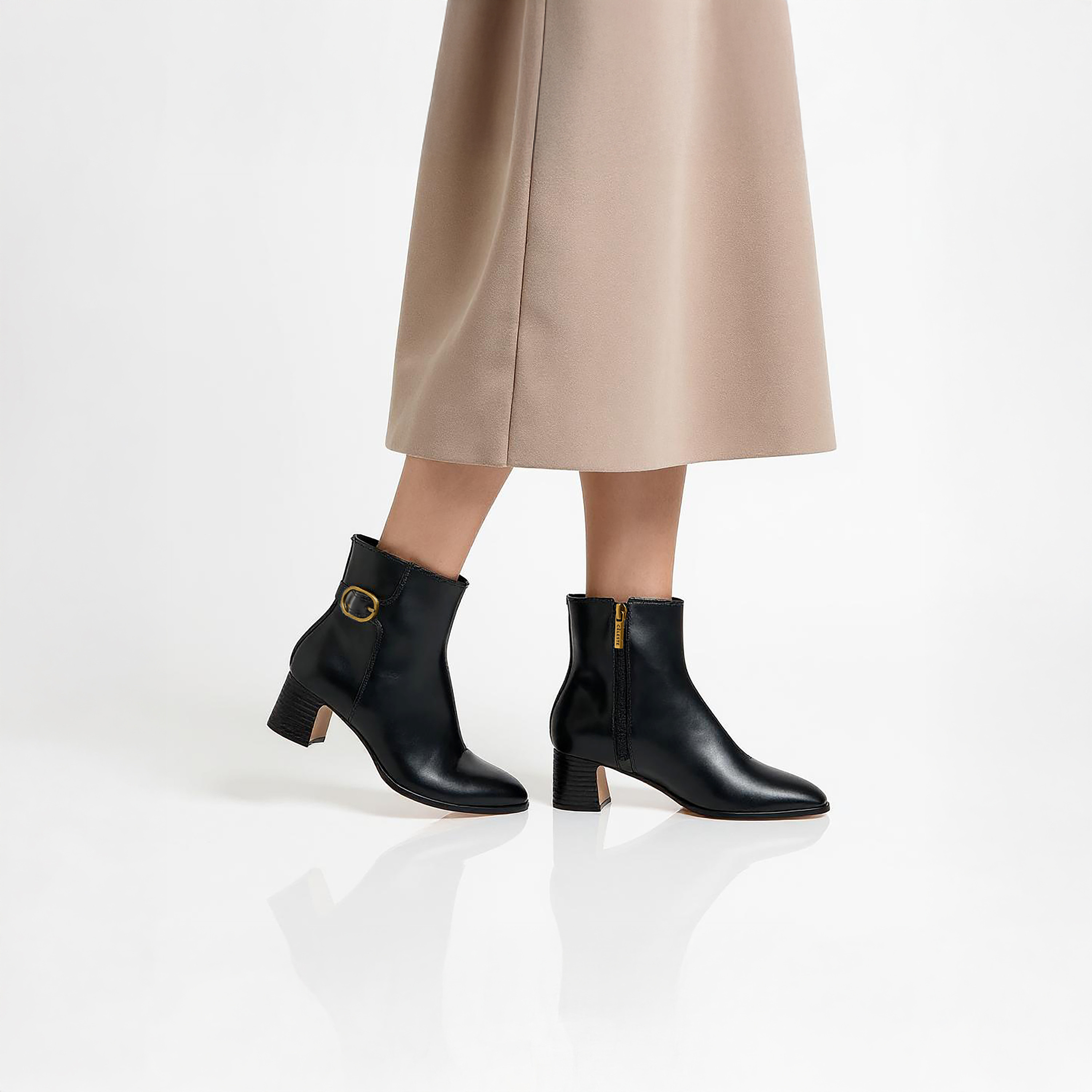 بوت بطول الكاحل وزينة إبزيم وكعب سميك وسحاب إغلاق للنساء من سيليست-women-shoes-boots-image-2