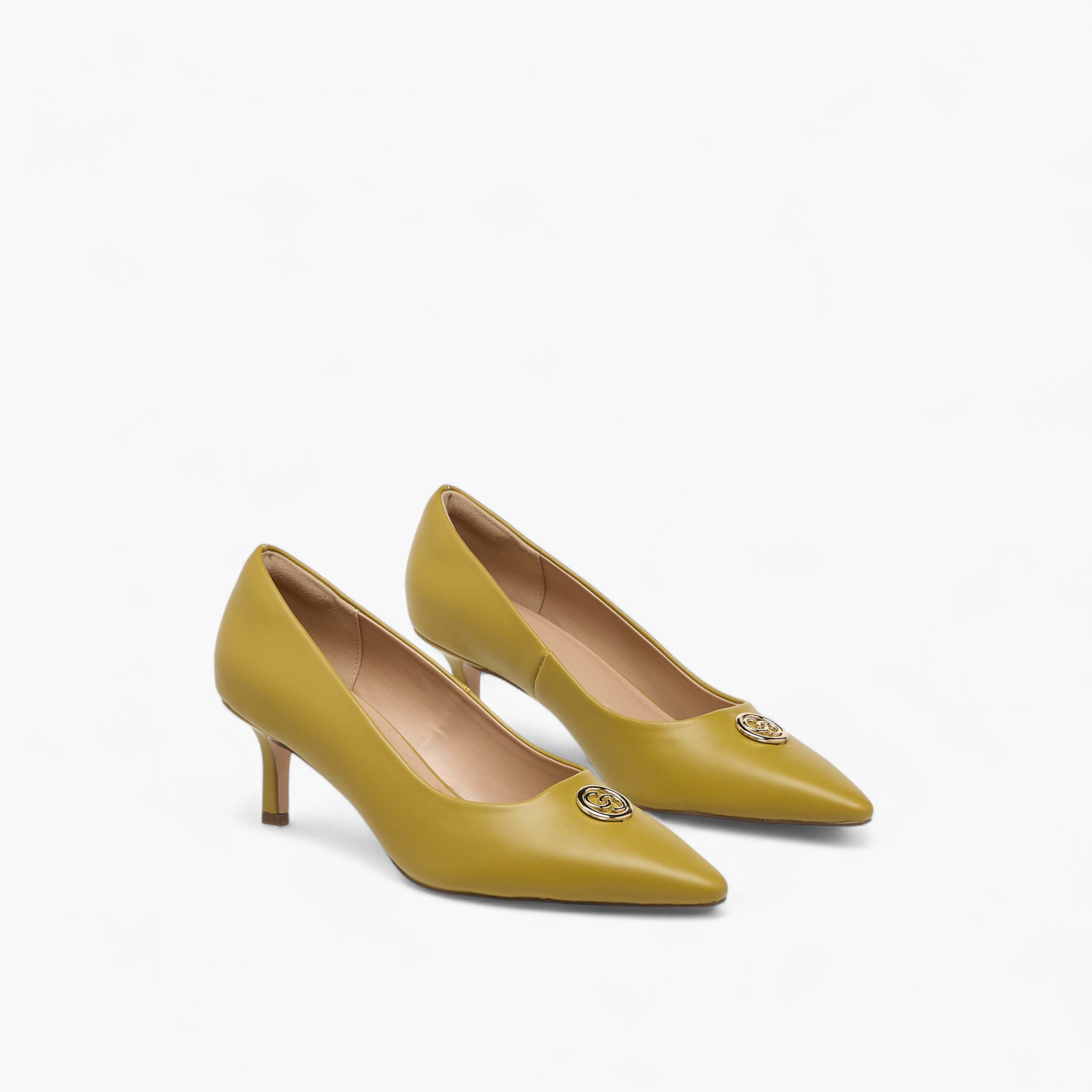 حذاء بومب بمقدمة بارزة وزينة معدن وكعب صغير للنساء من سيليست-women-shoes-heels-image-1