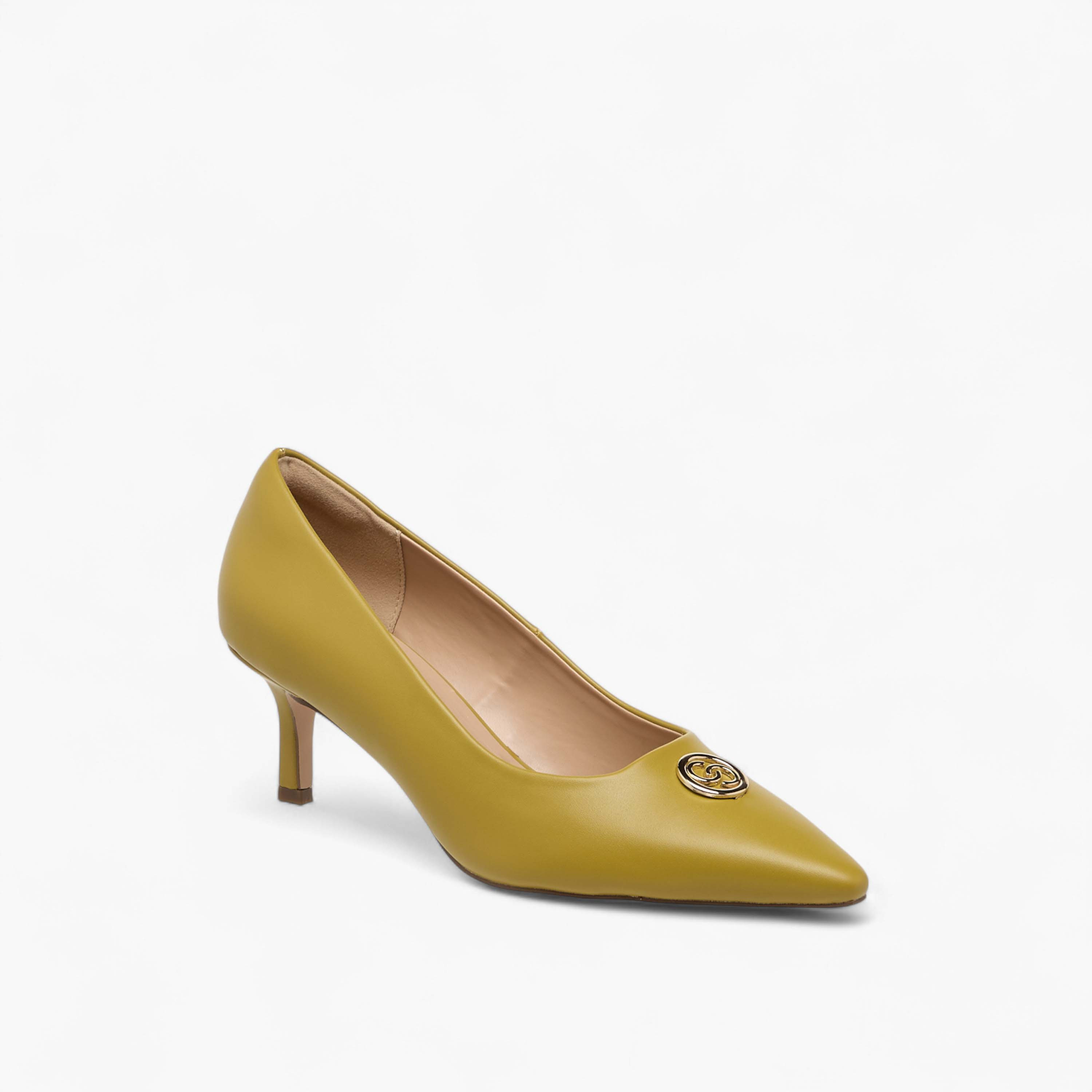 حذاء بومب بمقدمة بارزة وزينة معدن وكعب صغير للنساء من سيليست-women-shoes-heels-image-2