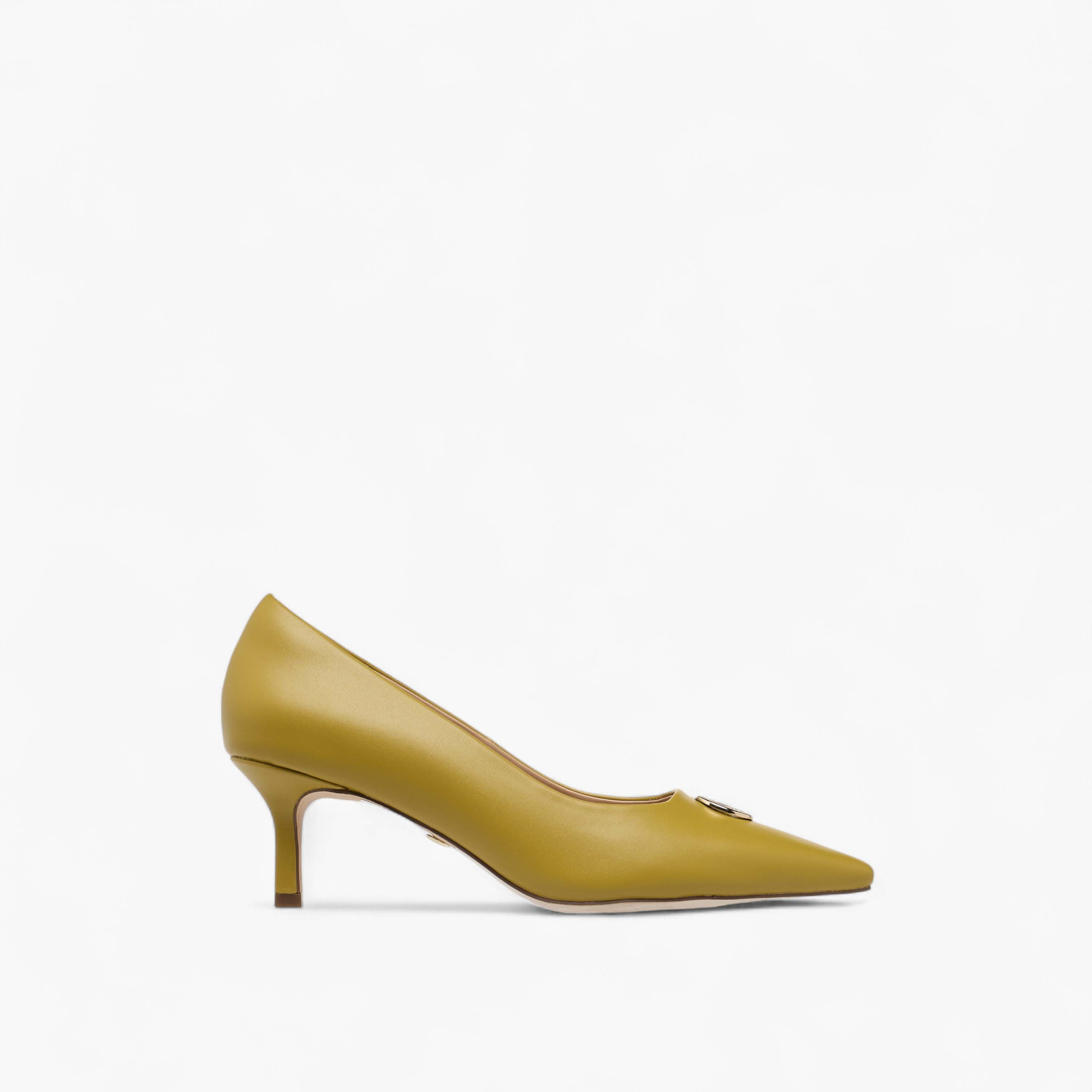 حذاء بومب بمقدمة بارزة وزينة معدن وكعب صغير للنساء من سيليست-women-shoes-heels-image-3