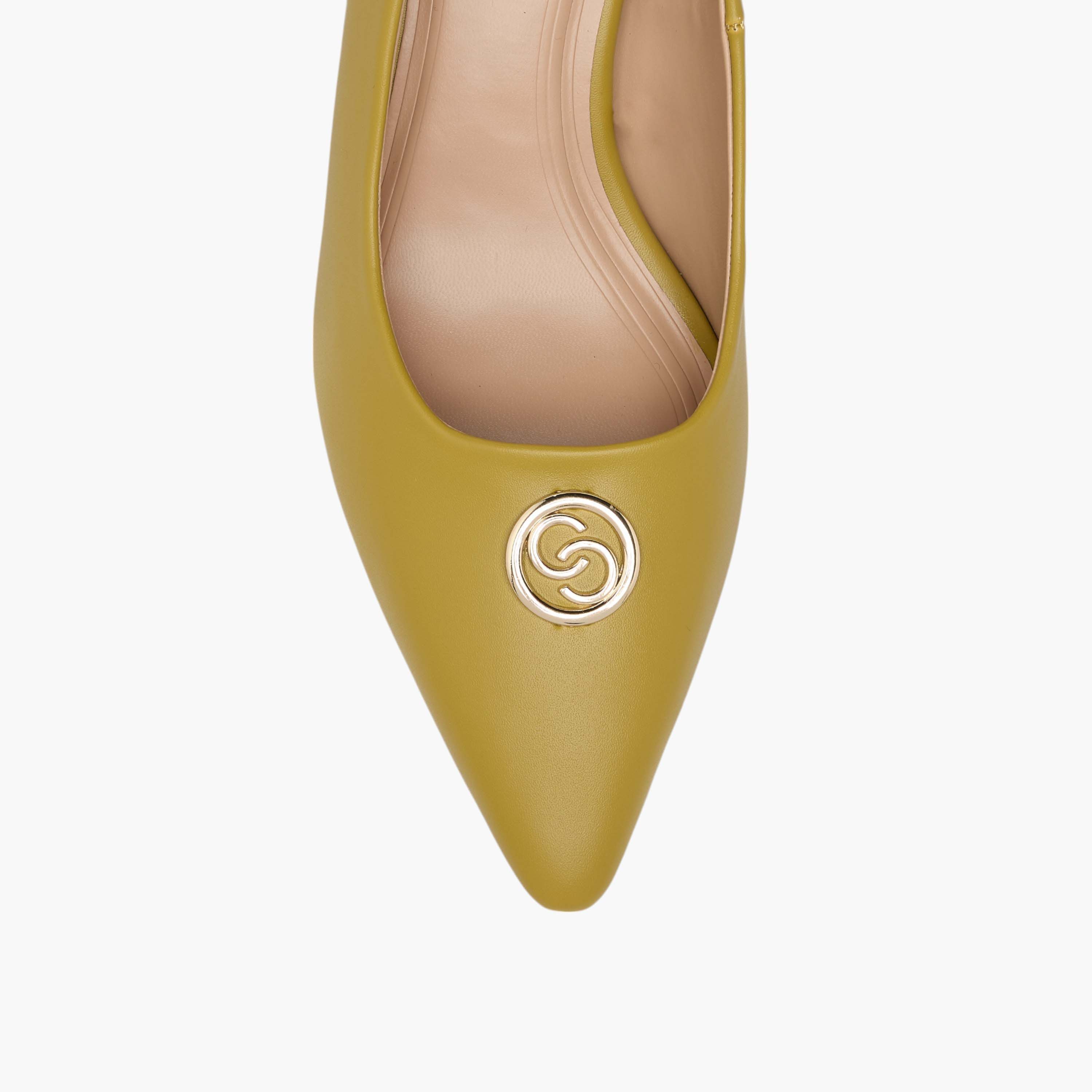 حذاء بومب بمقدمة بارزة وزينة معدن وكعب صغير للنساء من سيليست-women-shoes-heels-image-4