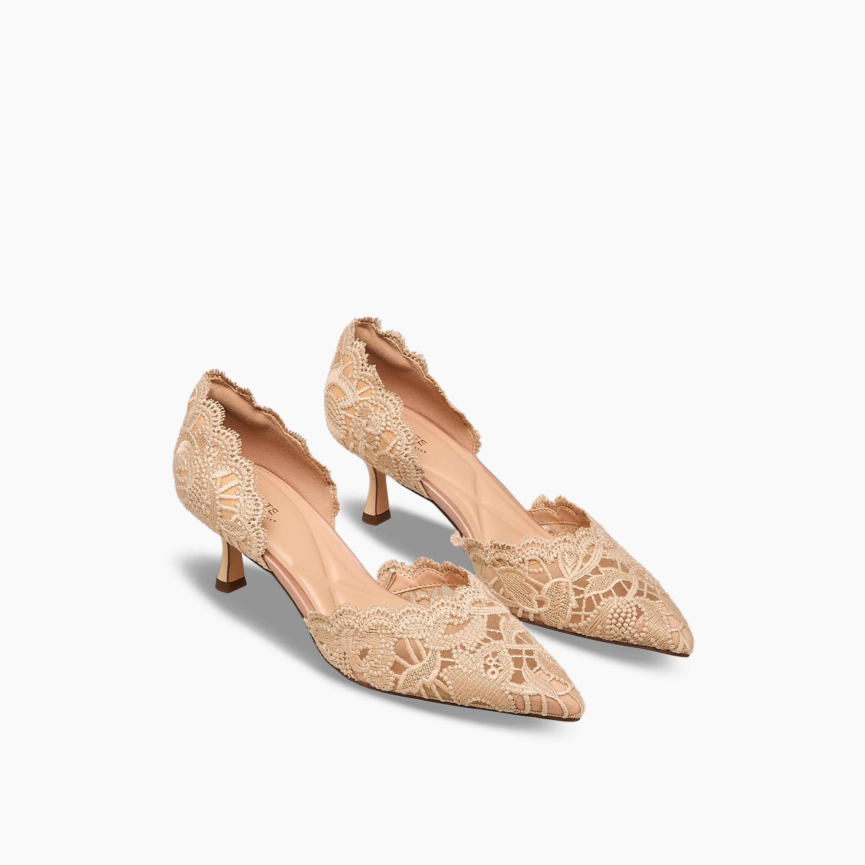 حذاء بكعب صغير وتفاصيل دانتيل للنساء من سيليست-women-shoes-heels-image-1