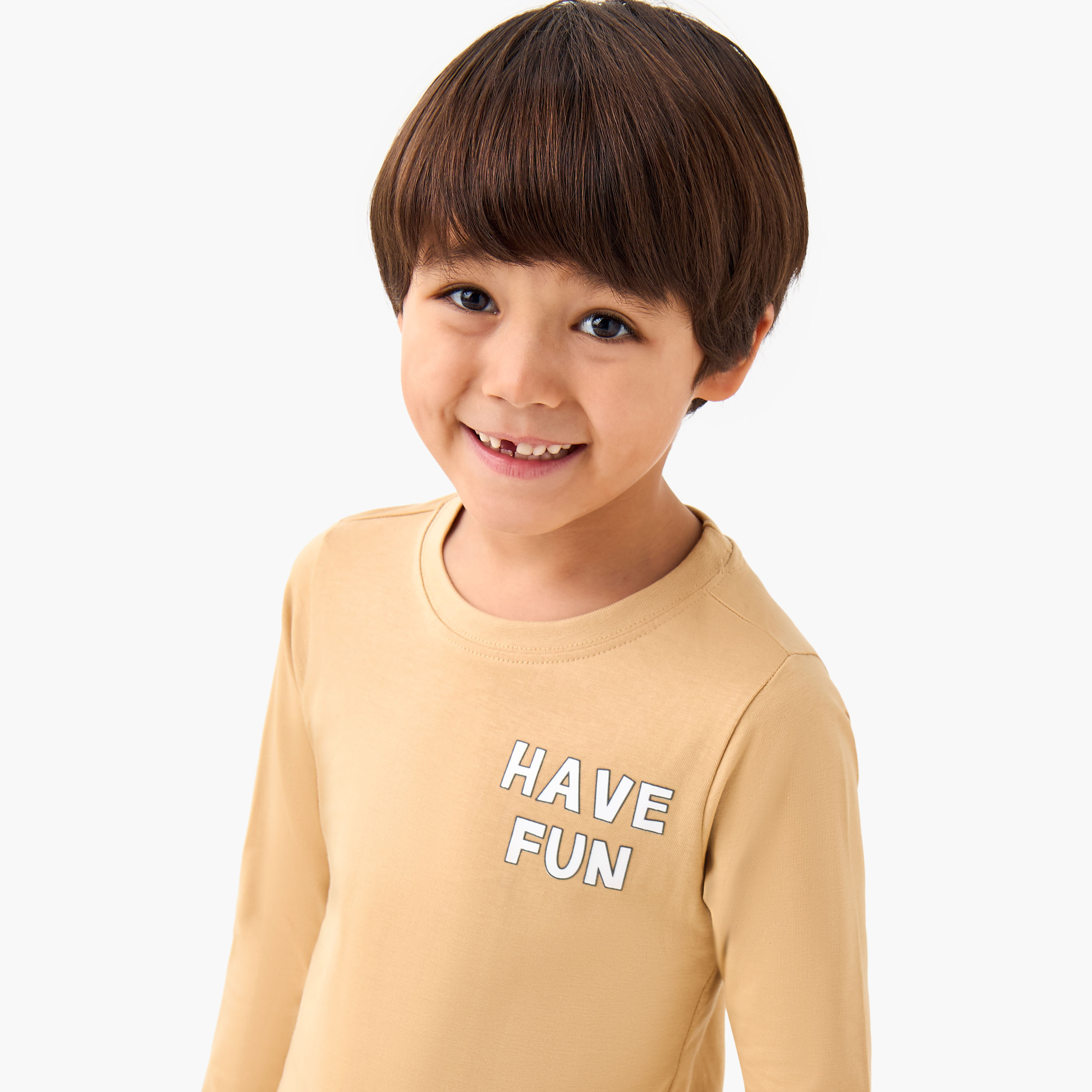 تيشيرت قطن بياقة ضيقة وأكمام طويلة وطبعات شعار للأولاد من جونيورز-boys-clothing-tshirtsandpolos-image-4