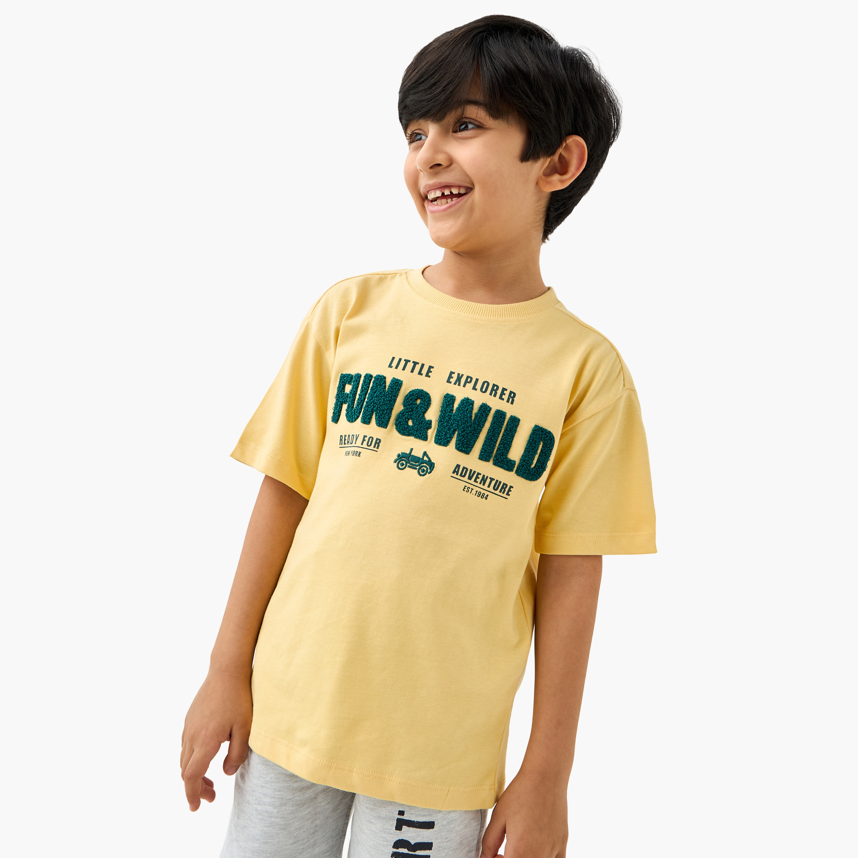تيشيرت بياقة ضيقة وأكمام قصيرة وتطريزات من جونيورز-boys-clothing-tshirtsandpolos-image-1