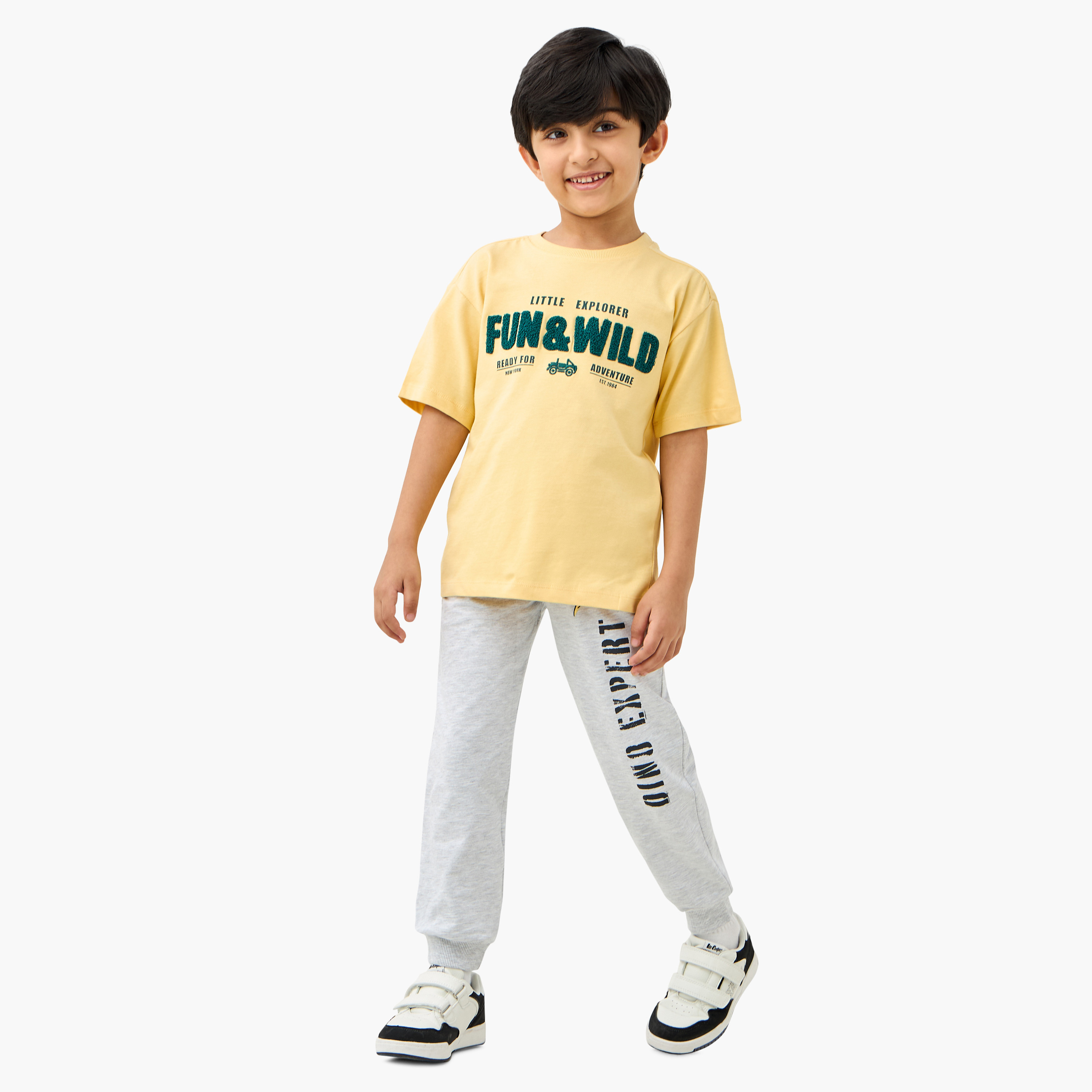 تيشيرت بياقة ضيقة وأكمام قصيرة وتطريزات من جونيورز-boys-clothing-tshirtsandpolos-image-2