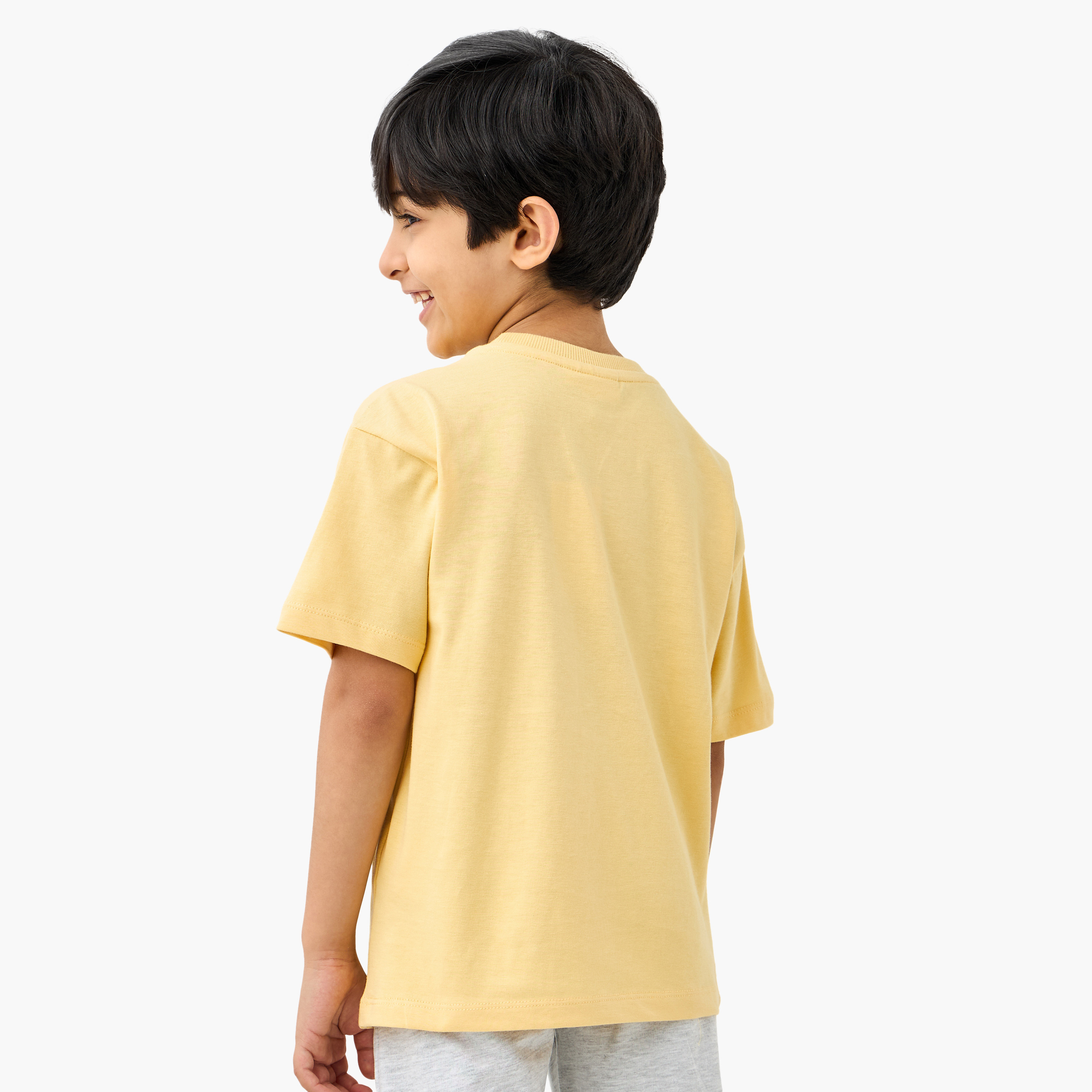 تيشيرت بياقة ضيقة وأكمام قصيرة وتطريزات من جونيورز-boys-clothing-tshirtsandpolos-image-3