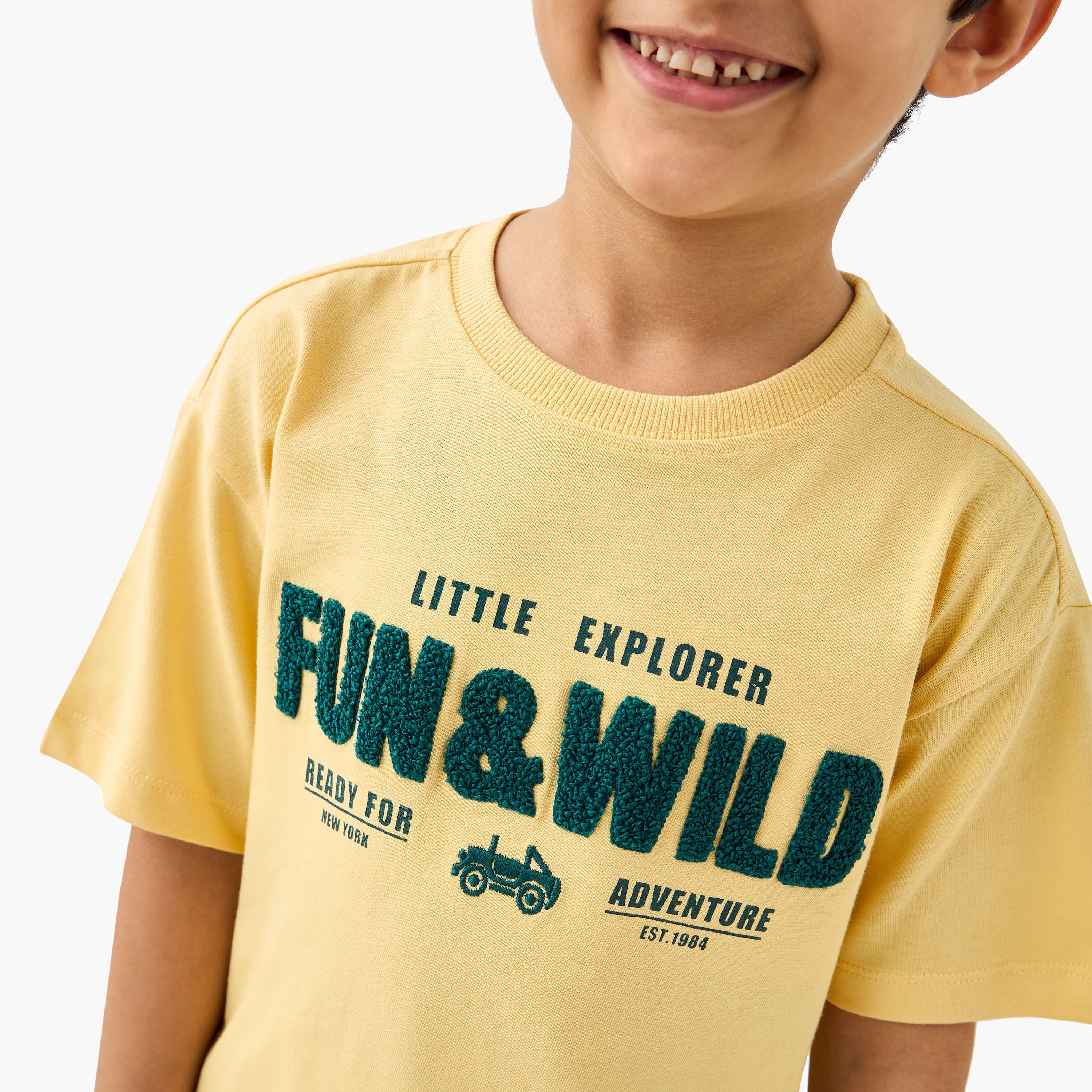 تيشيرت بياقة ضيقة وأكمام قصيرة وتطريزات من جونيورز-boys-clothing-tshirtsandpolos-image-4