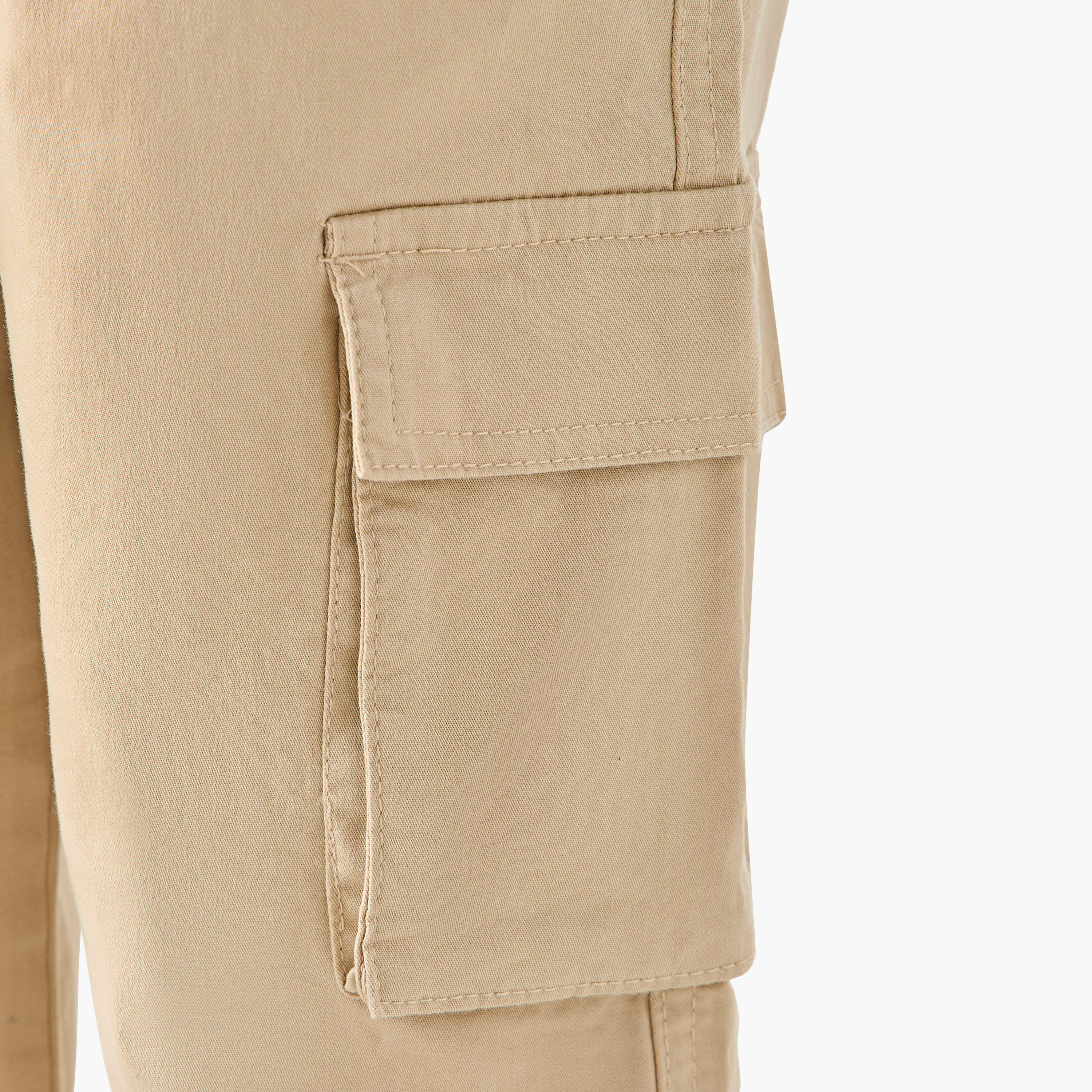 بنطلون كارجو سادة بجيوب من جونيورز-boys-clothing-bottoms-trousers-image-1