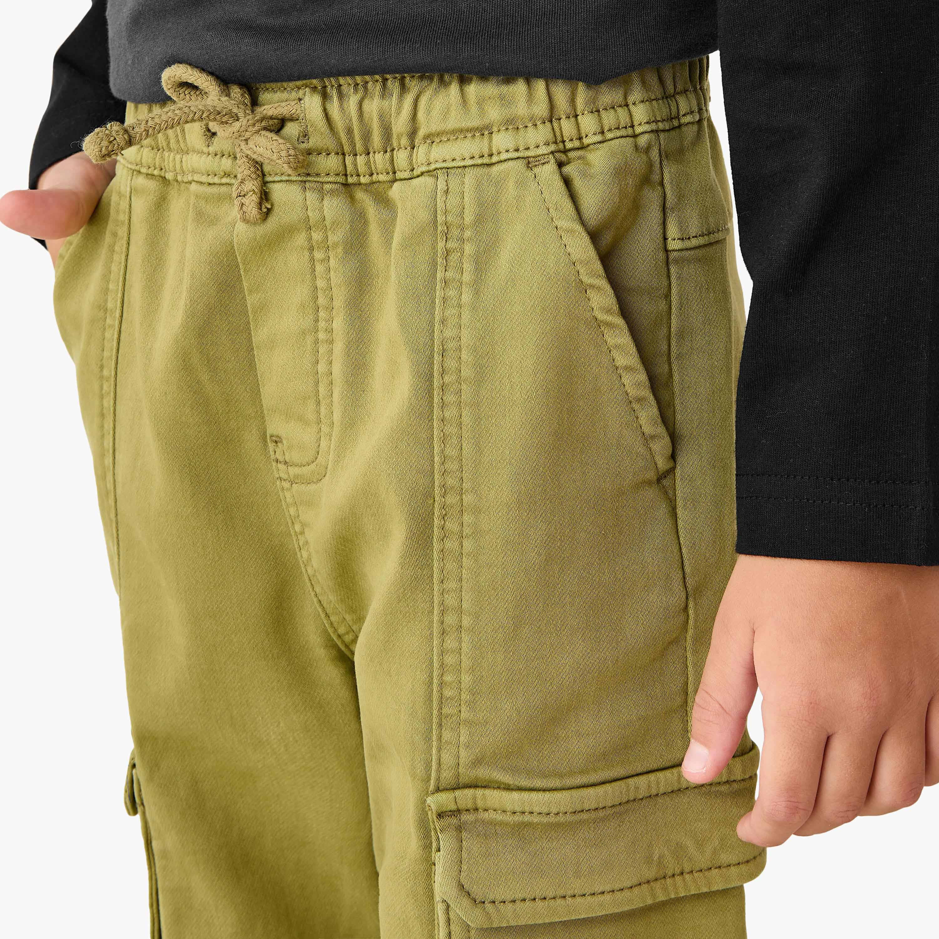 بنطلون جينز بجيوب كارجو وخصر مطاطي وقصة عادية للأولاد من جونيورز-baby-boys-clothing-bottoms-jeans-image-2