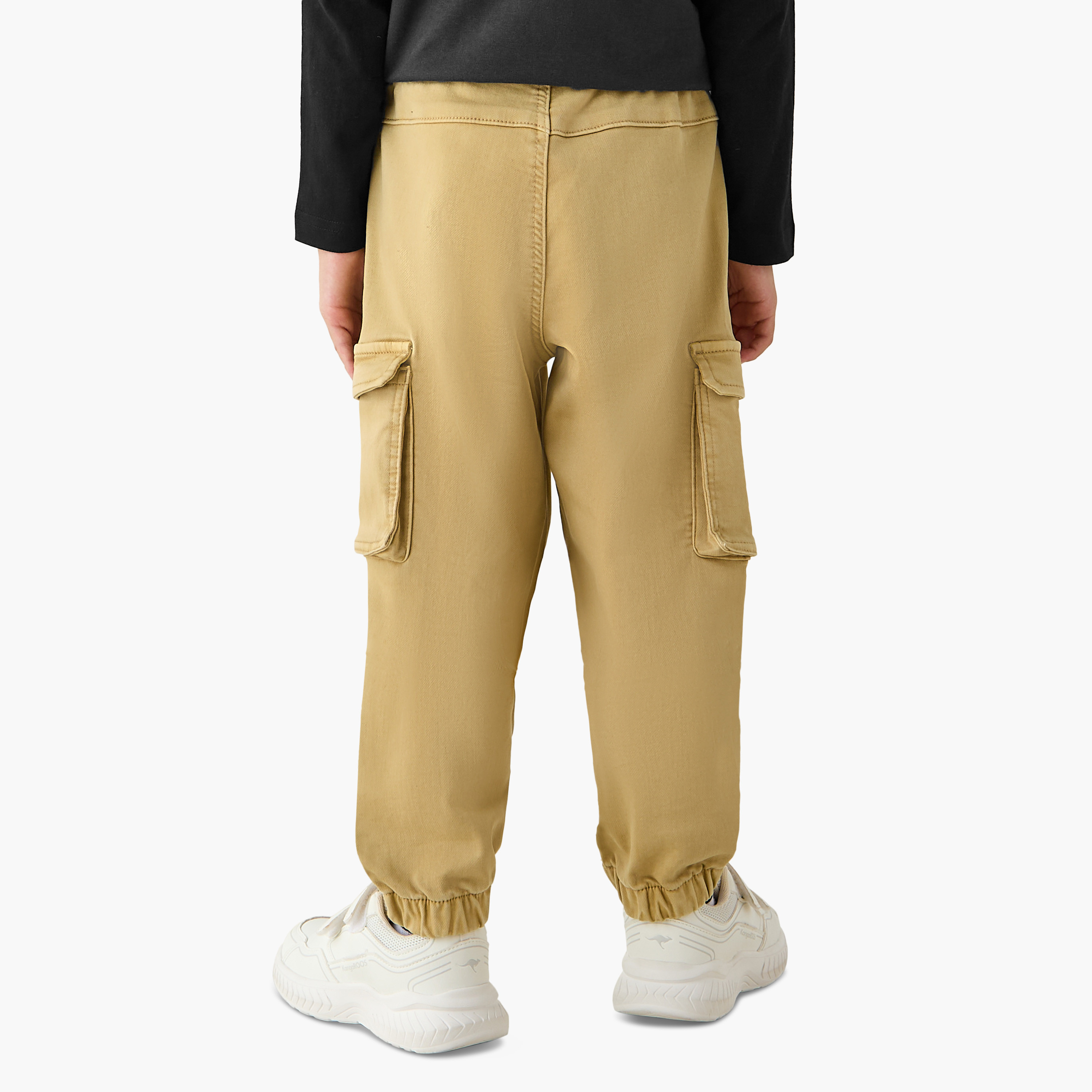 بنطلون جينز بجيوب كارجو وخصر مطاطي وقصة عادية للأولاد من جونيورز-baby-boys-clothing-bottoms-jeans-image-3