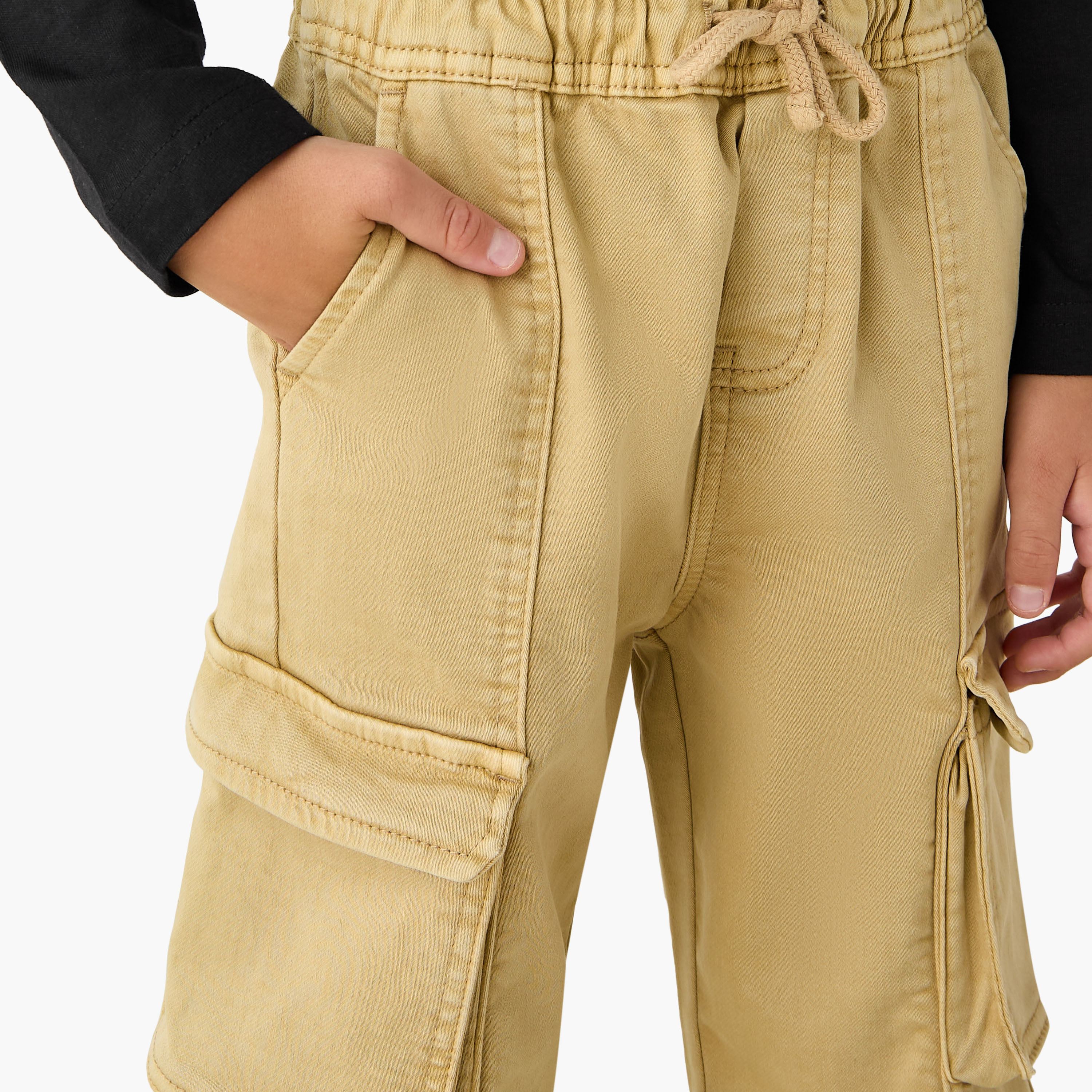 بنطلون جينز بجيوب كارجو وخصر مطاطي وقصة عادية للأولاد من جونيورز-baby-boys-clothing-bottoms-jeans-image-2