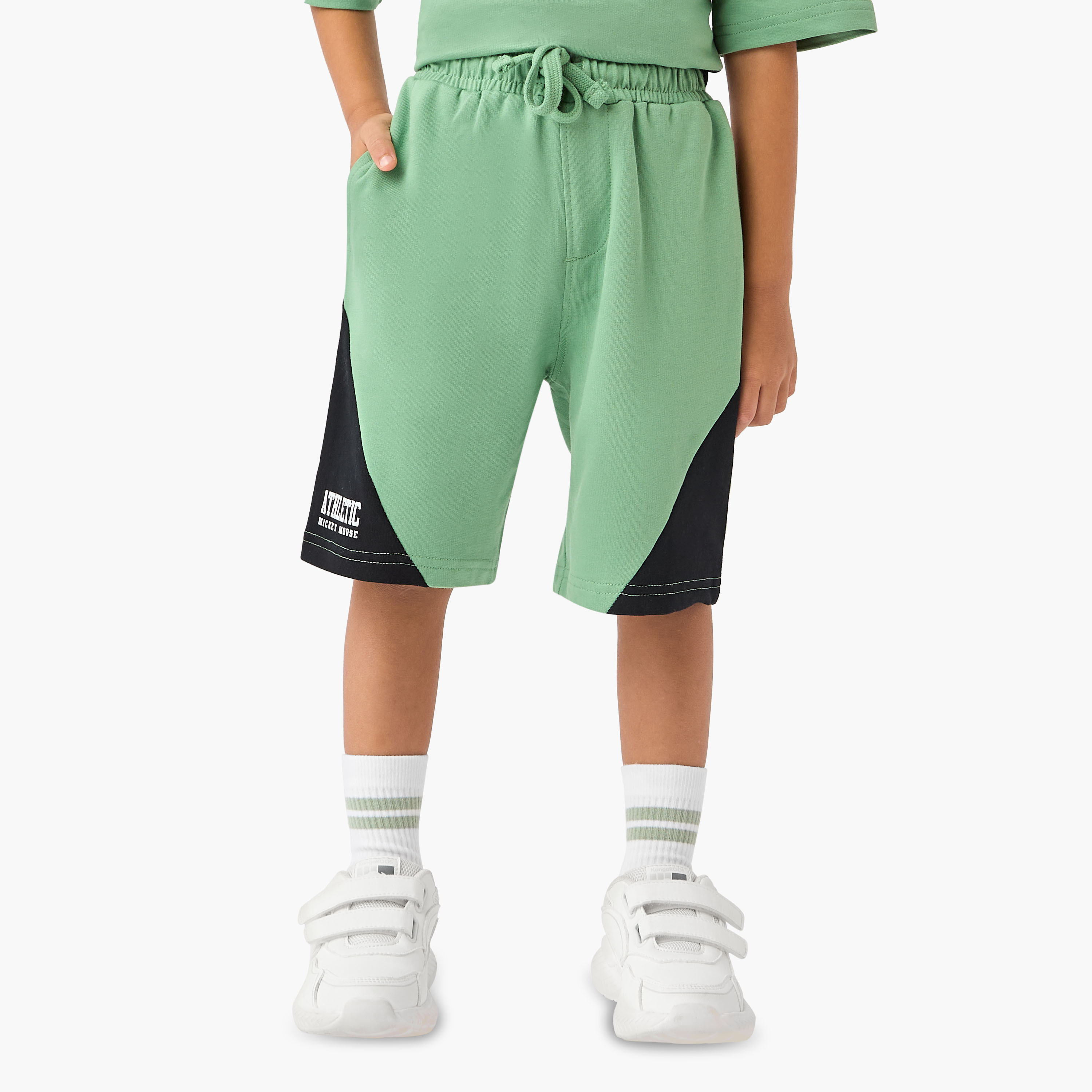 طقم تيشيرت وشورت بزخارف ميكي ماوس من ديزني-boys-clothing-setsandcoords-image-3