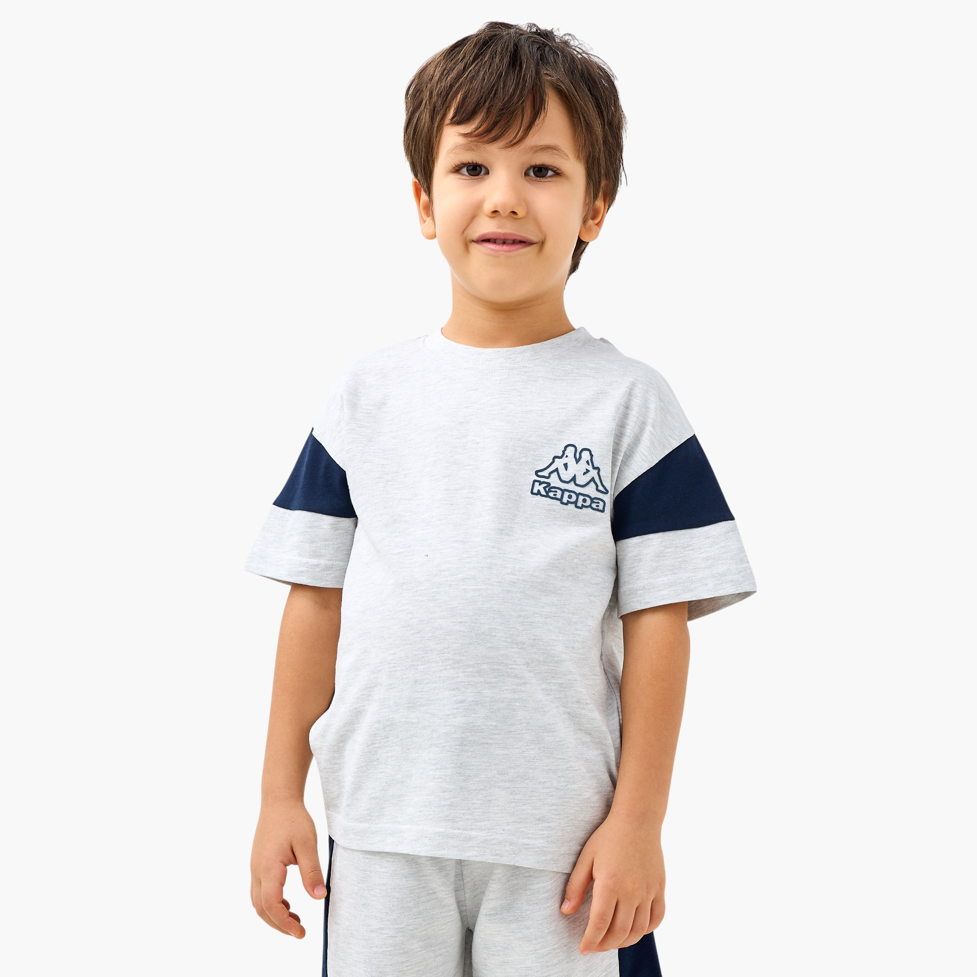 طقم تيشيرت بطبعات شعار وشورت من كابا-boys-clothing-sportswear-sets-image-2