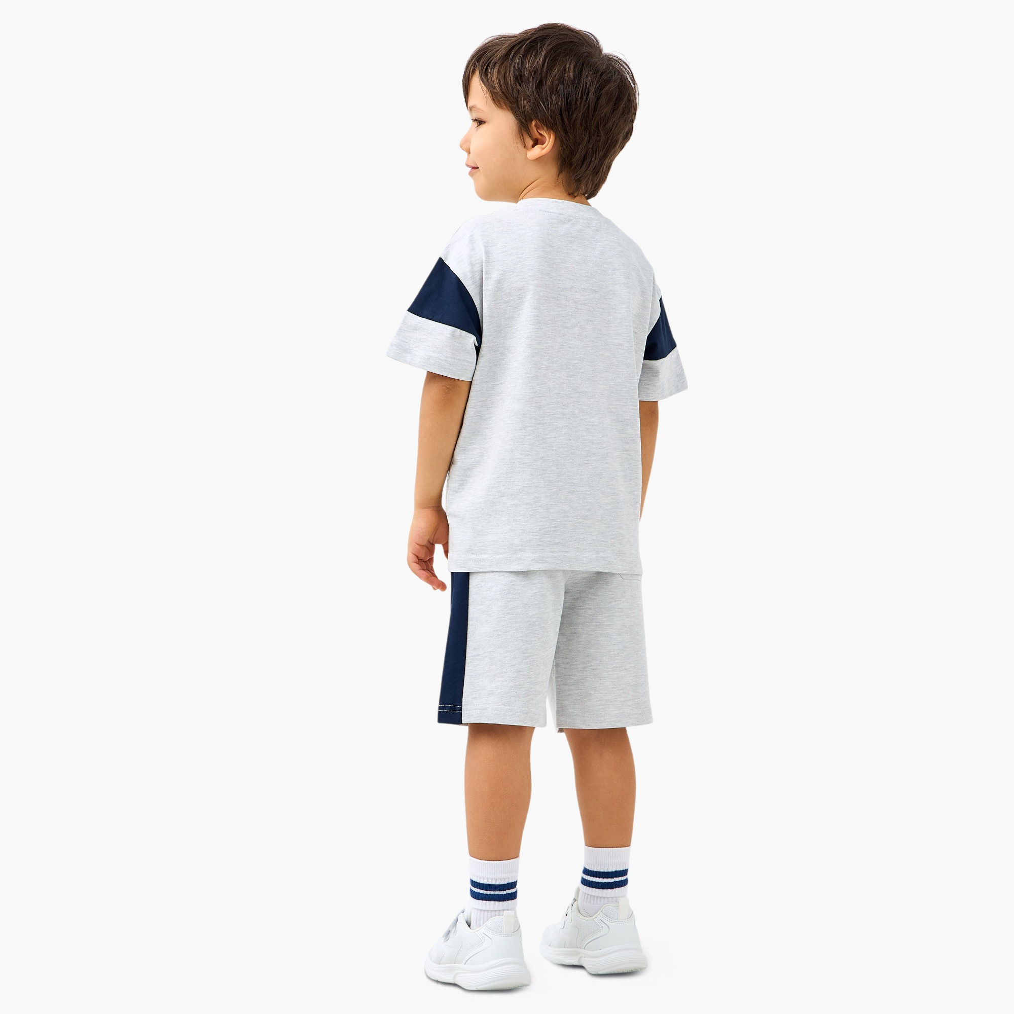 طقم تيشيرت بطبعات شعار وشورت من كابا-boys-clothing-sportswear-sets-image-4
