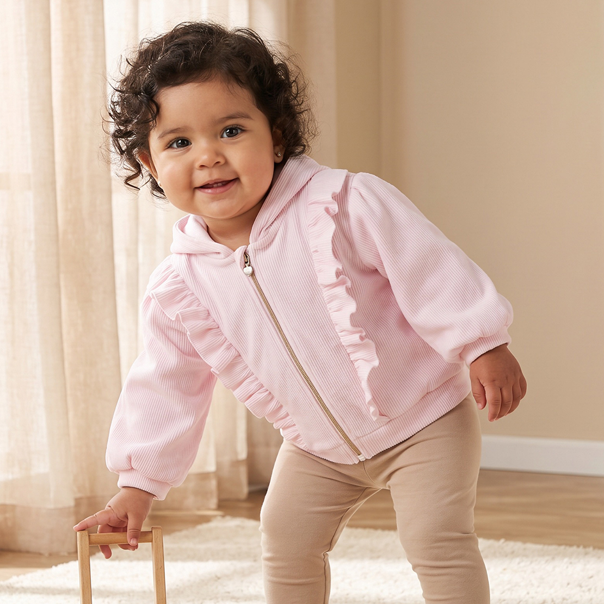 طقم سويت شيرت بقبعة وبنطلون رياضي مضلع من جونيورز-baby-girls-clothing-winterwear-sweatshirts-image-1
