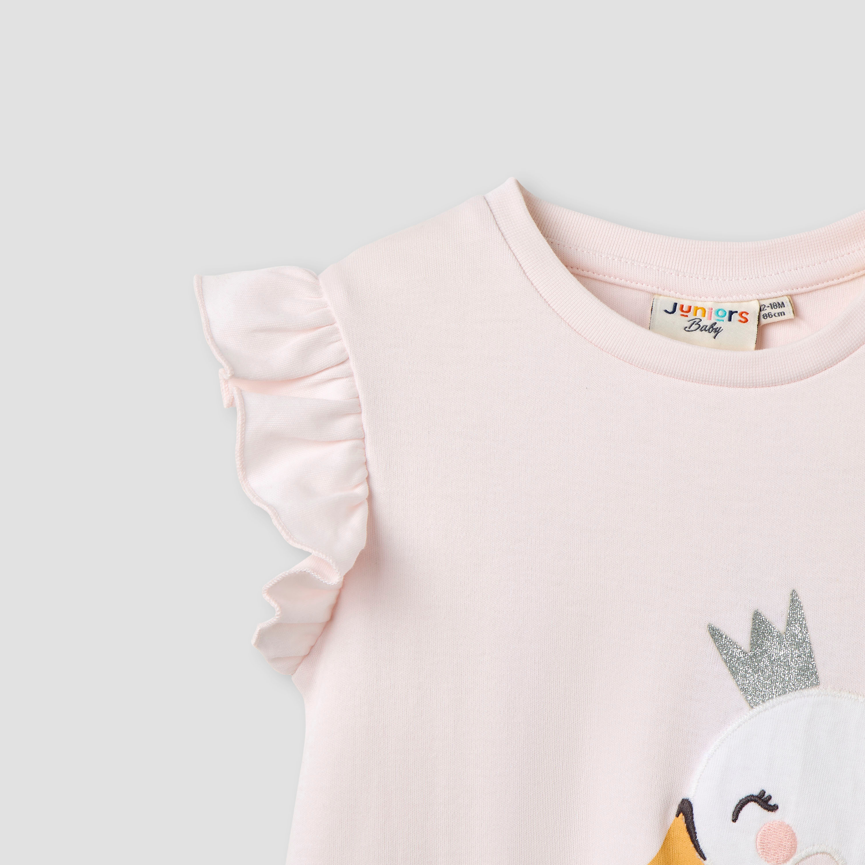 أفرول بتزيينات بجعة وأزرار إغلاق وأكمام كشكش من جونيورز-baby-girls-clothing-rompers-image-5