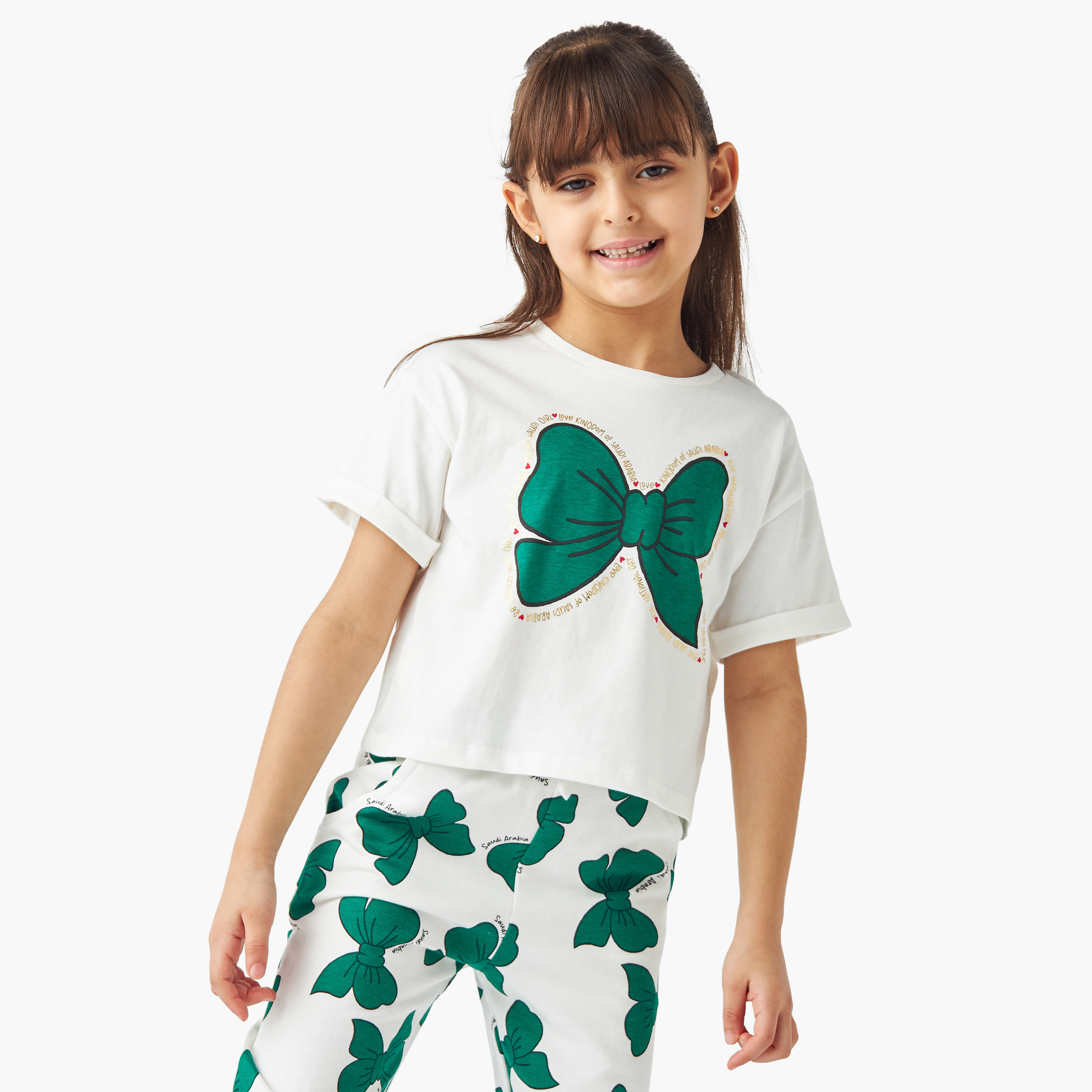 تيشيرت بطبعات اليوم الوطني السعودي وأكمام قصيرة من جونيورز-girls-clothing-tshirts-image-1