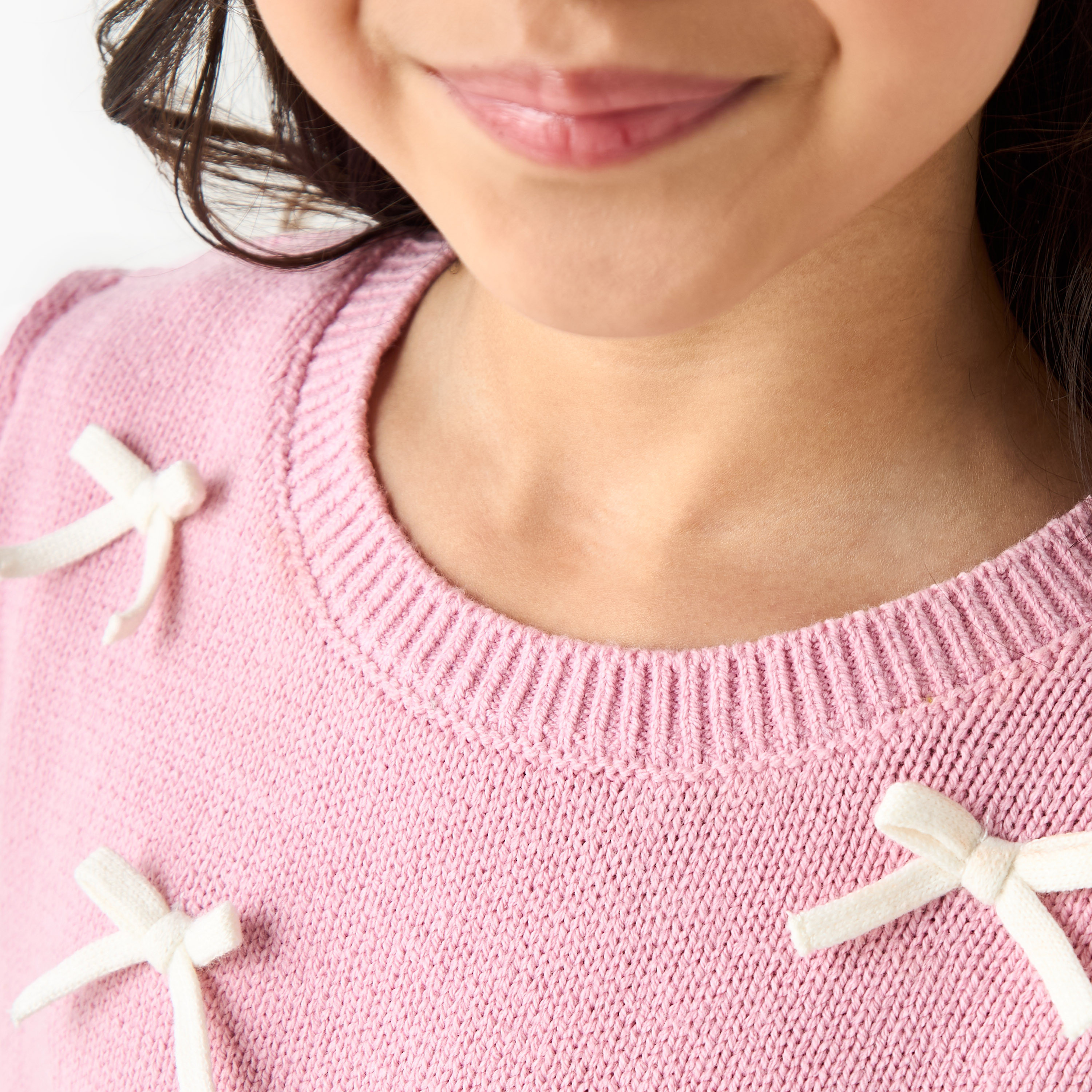 بلوزة بيبلوم بياقة ضيقة وأكمام طويلة وزينة فيونكة من جونيورز-baby-girls-clothing-blousesandshirts-image-1