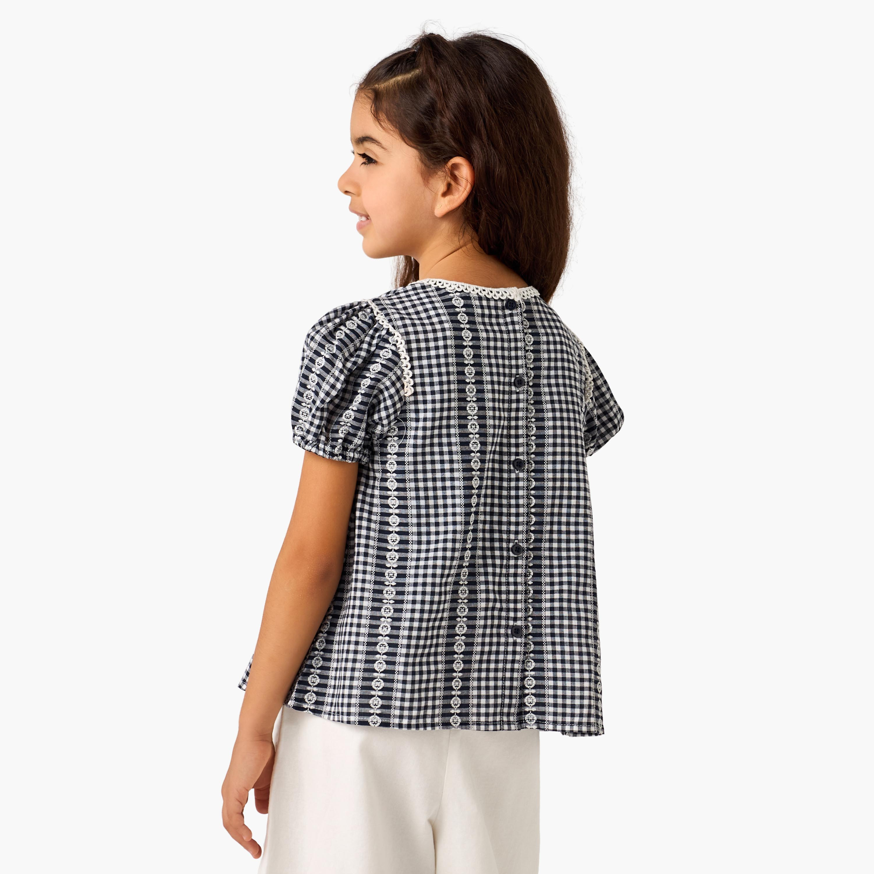 بلوزة بياقة مستديرة وأكمام قصيرة وزر إغلاق من جونيورز-baby-girls-clothing-blousesandshirts-image-2