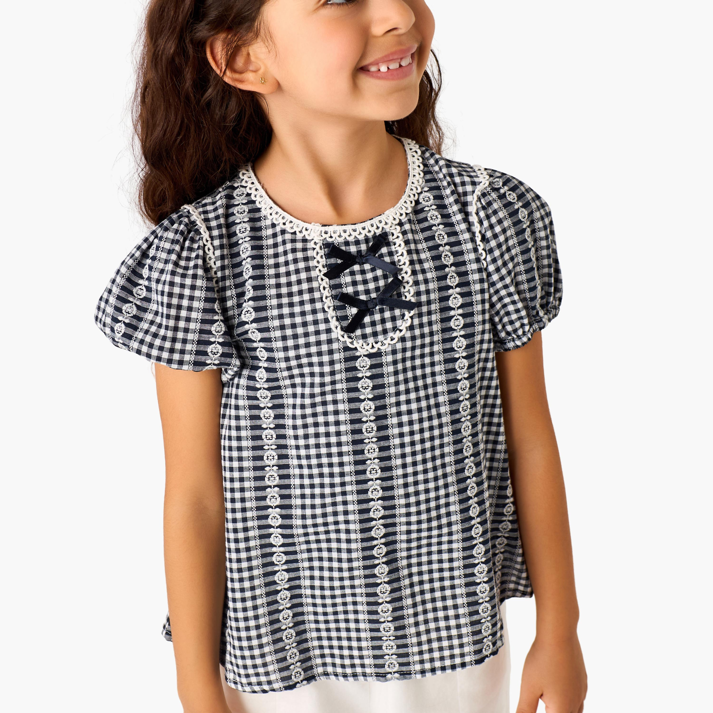 بلوزة بياقة مستديرة وأكمام قصيرة وزر إغلاق من جونيورز-baby-girls-clothing-blousesandshirts-image-1