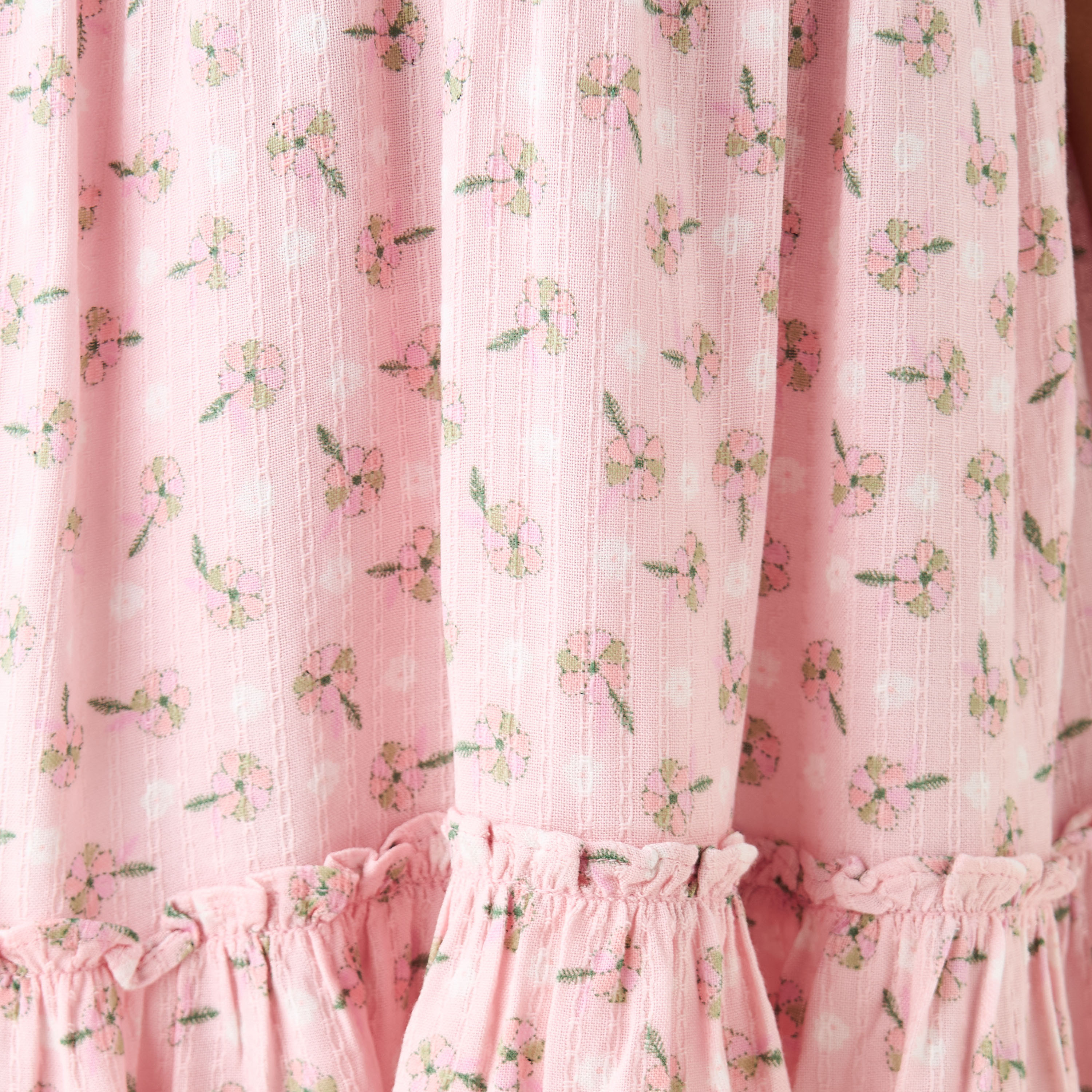 فستان إيه لاين بياقة مستديرة وتفاصيل مدرزة وطبعات زهرية من جونيورز-girls-clothing-dressesandjumpsuits-image-1