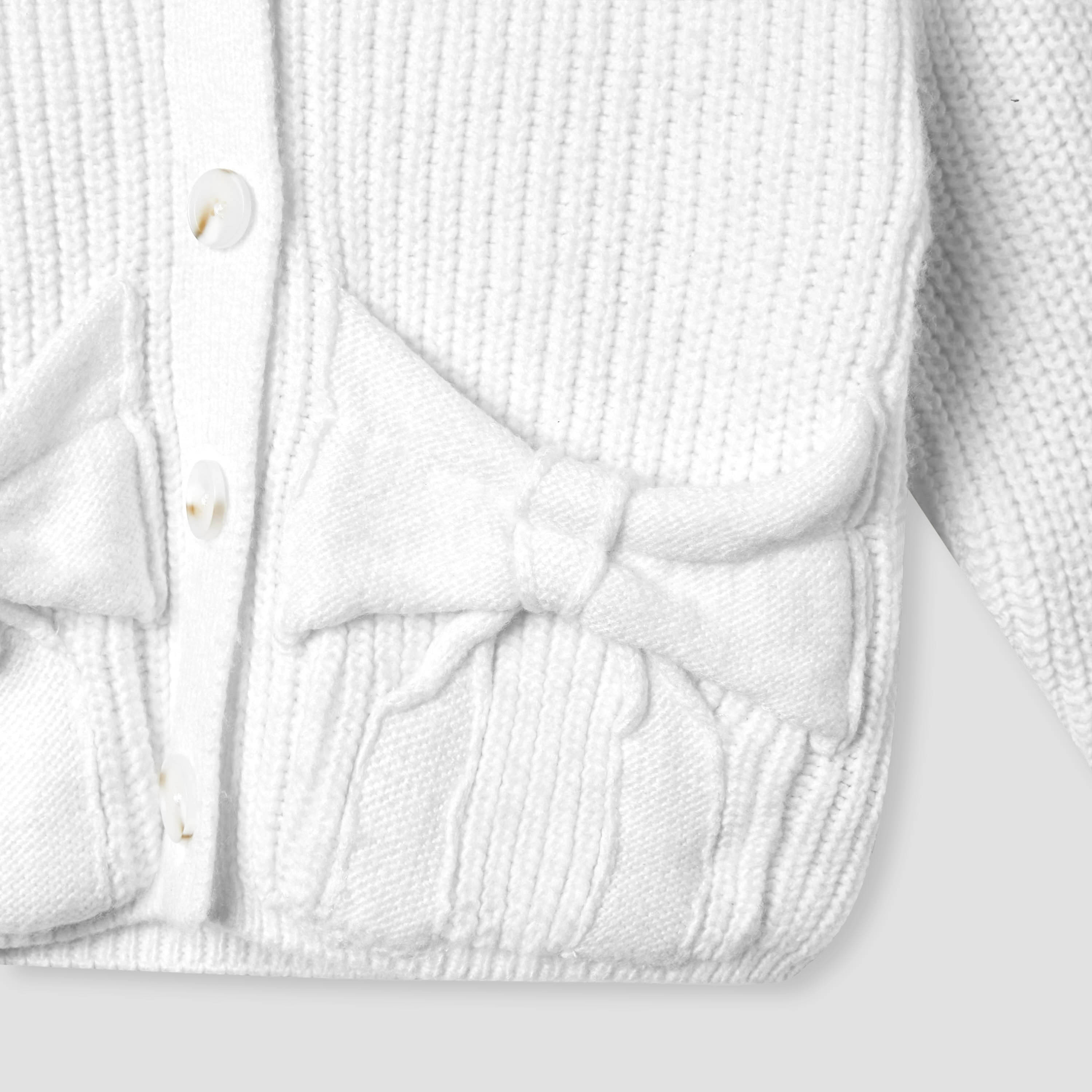 كارديجان بأزرار وأكمام طويلة وتفاصيل فيونكة من جونيورز-girls-clothing-winterwear-jumpersandcardigans-image-2