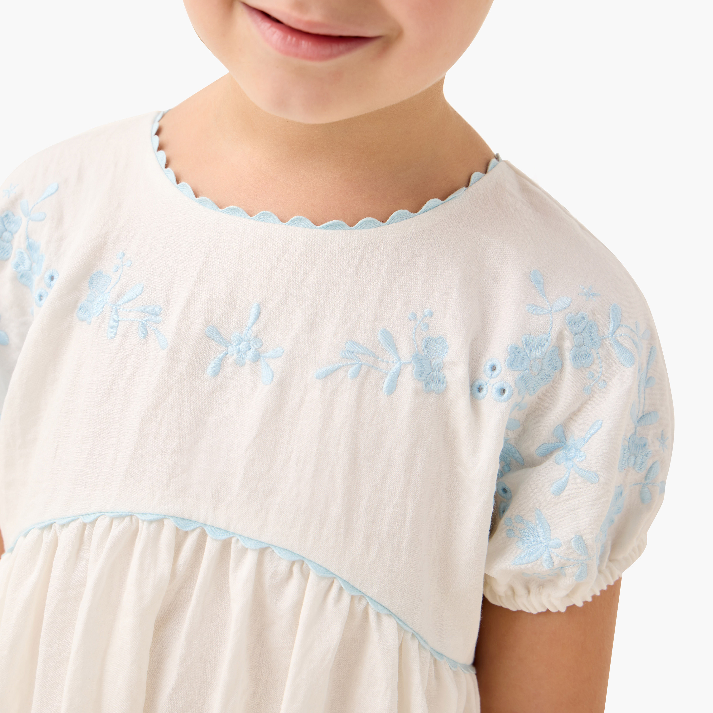 فستان مطرز بياقة مستديرة وأكمام قصيرة وجيوب من إليجو-girls-clothing-dressesandjumpsuits-image-1