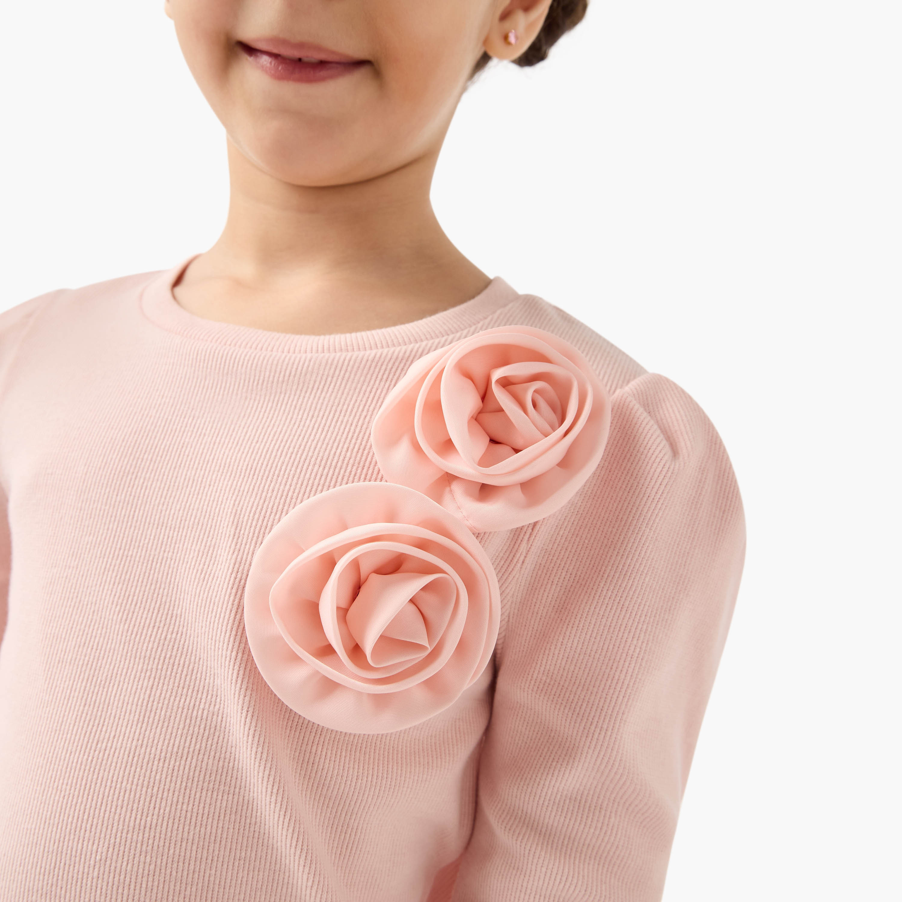 بلوزة بفيونكة بحافة زهرية وأكمام منفوخة طويلة من لي كوبر-girls-clothing-tshirts-image-2