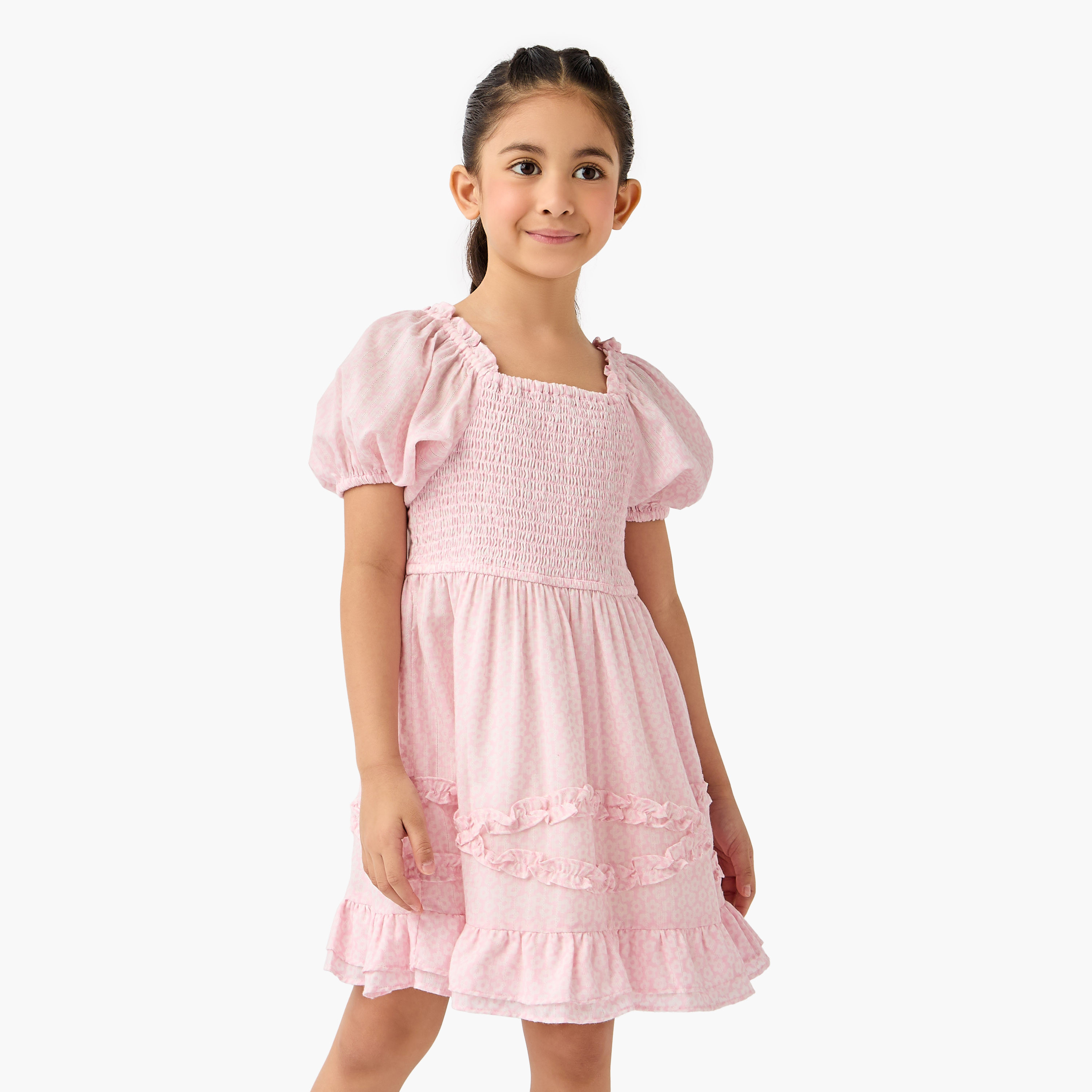 فستان بطبعات زهور وكشكش وتفاصيل درّزات من لي كوبر-girls-clothing-dressesandjumpsuits-image-1