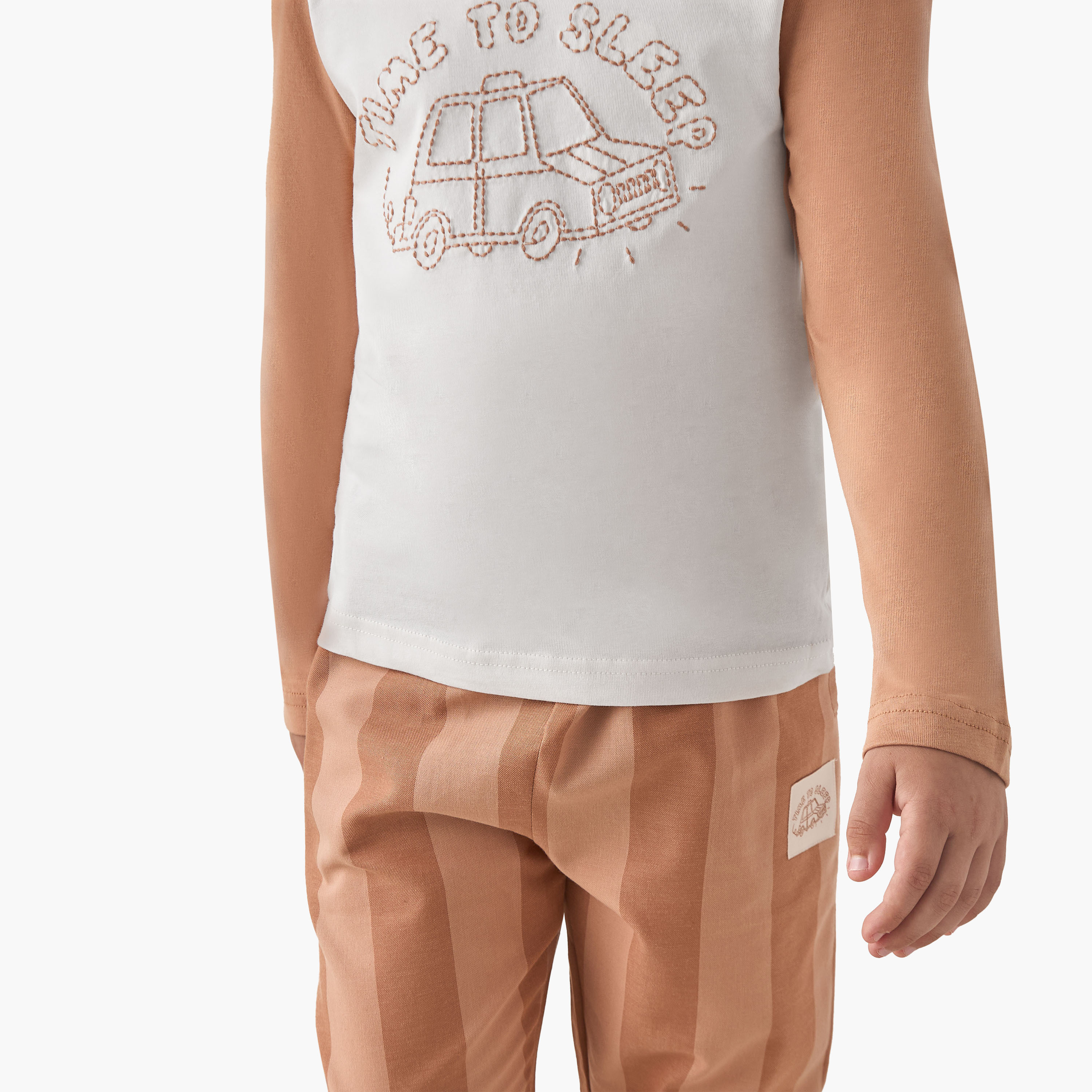 طقم بيجاما مزين بتطريز - قطن ناعم - بأكمام طويلة - ياقة مستديرة للأولاد من جونيورز-boys-clothing-nightwear-image-2