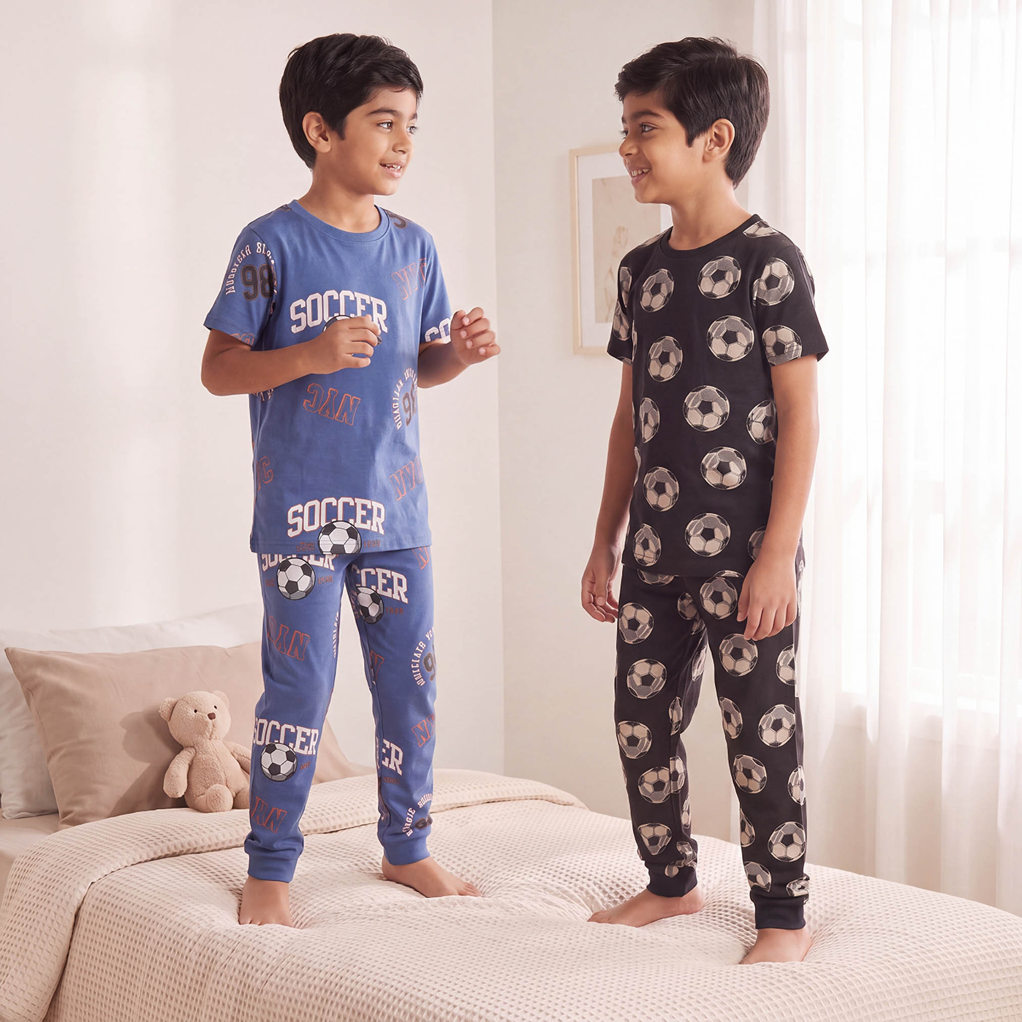 طقم 2 بيجاما قطنية بياقة مستديرة وأكمام قصيرة بطبعة كرة القدم من جونيورز-boys-clothing-nightwear-image-1