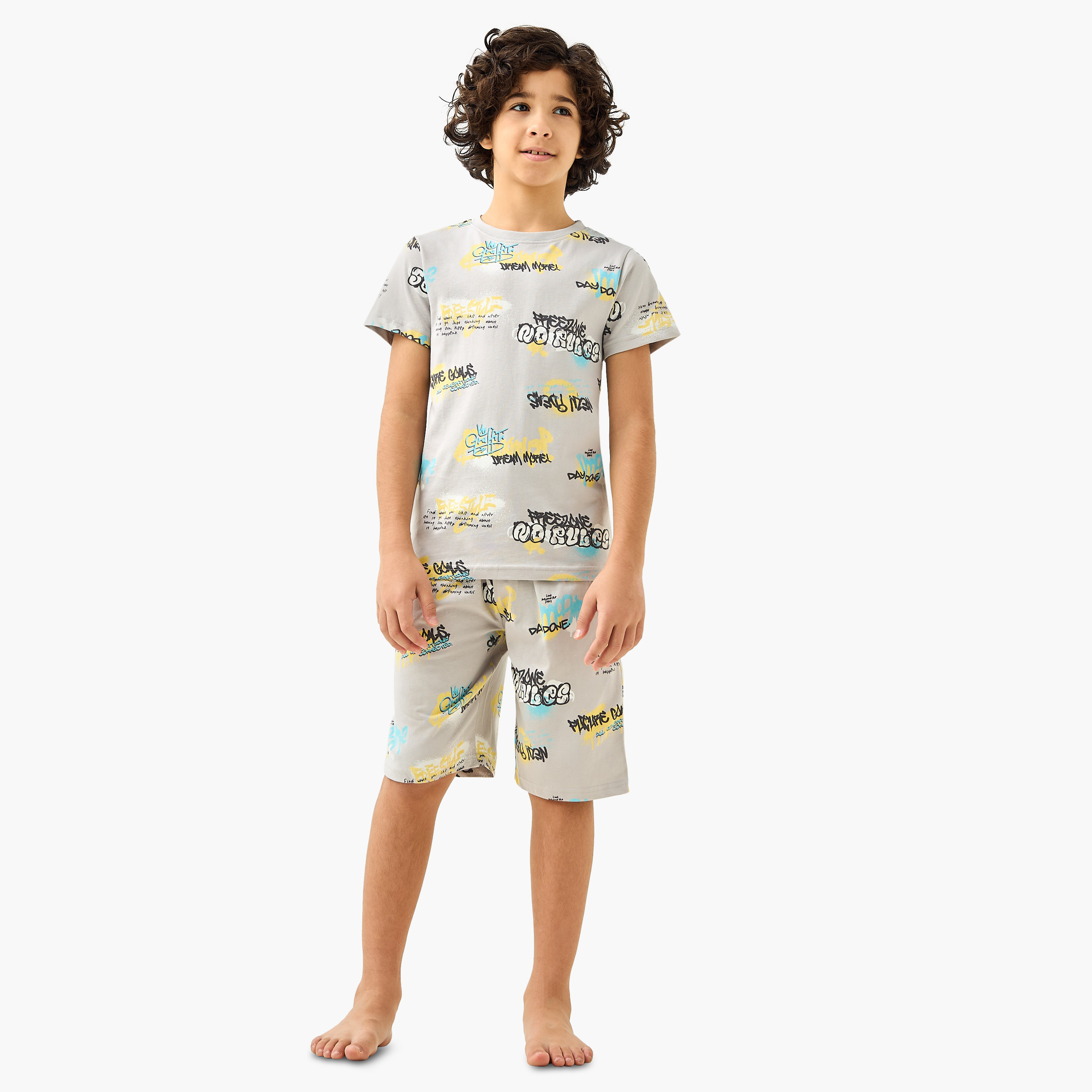 طقم تيشيرت وشورت بطبعات جرافيتي من جونيورز-boys-clothing-nightwear-image-1