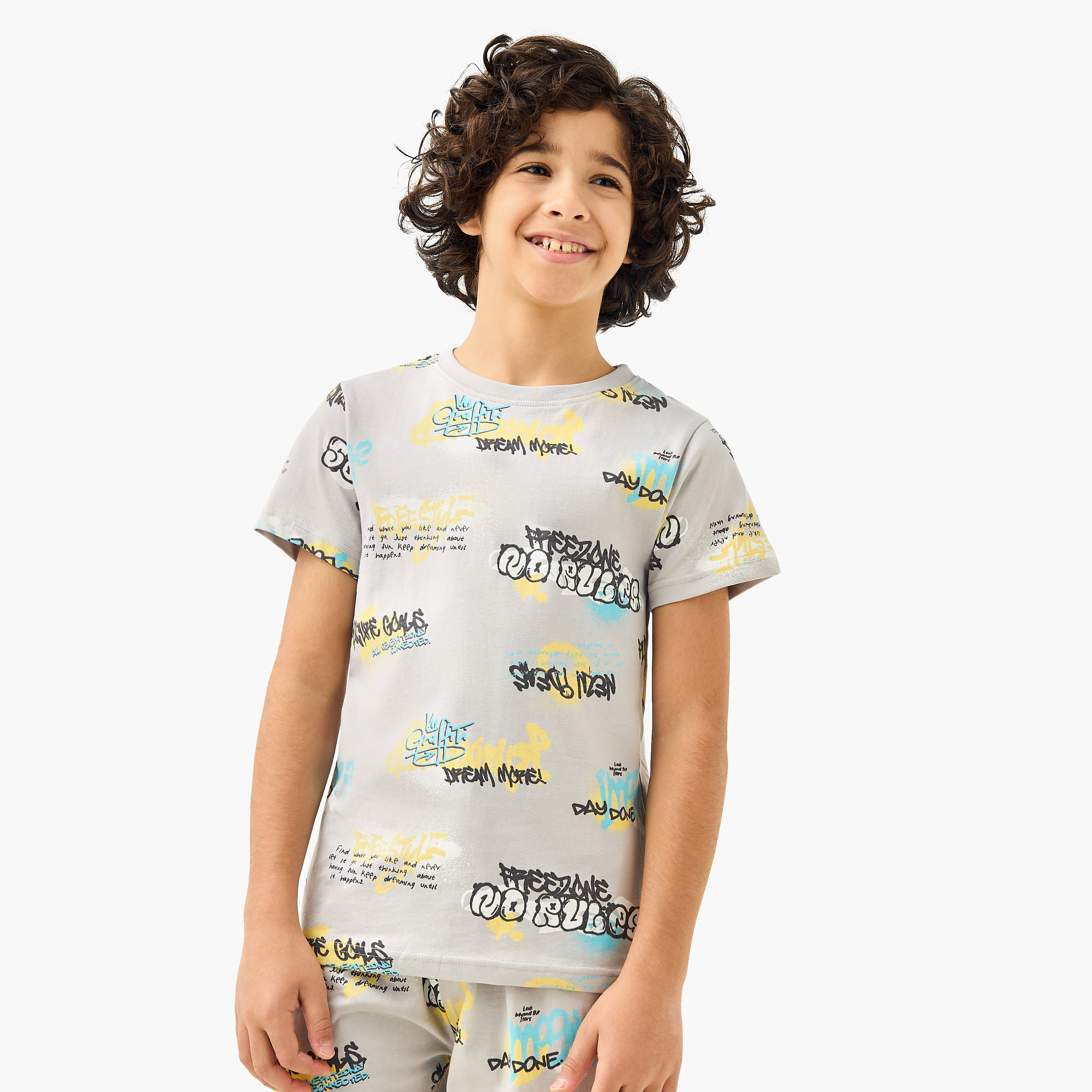 طقم تيشيرت وشورت بطبعات جرافيتي من جونيورز-boys-clothing-nightwear-image-2