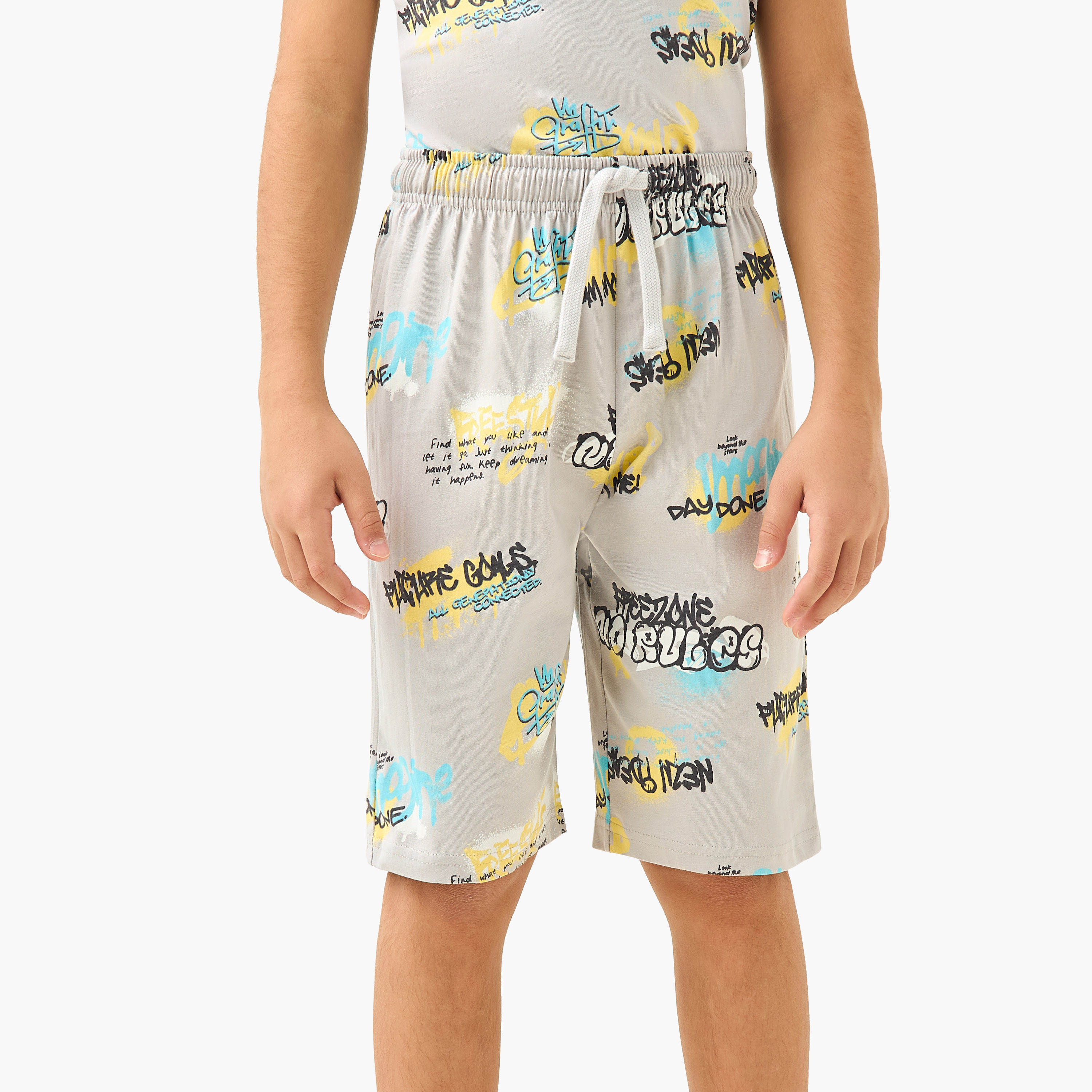 طقم تيشيرت وشورت بطبعات جرافيتي من جونيورز-boys-clothing-nightwear-image-3