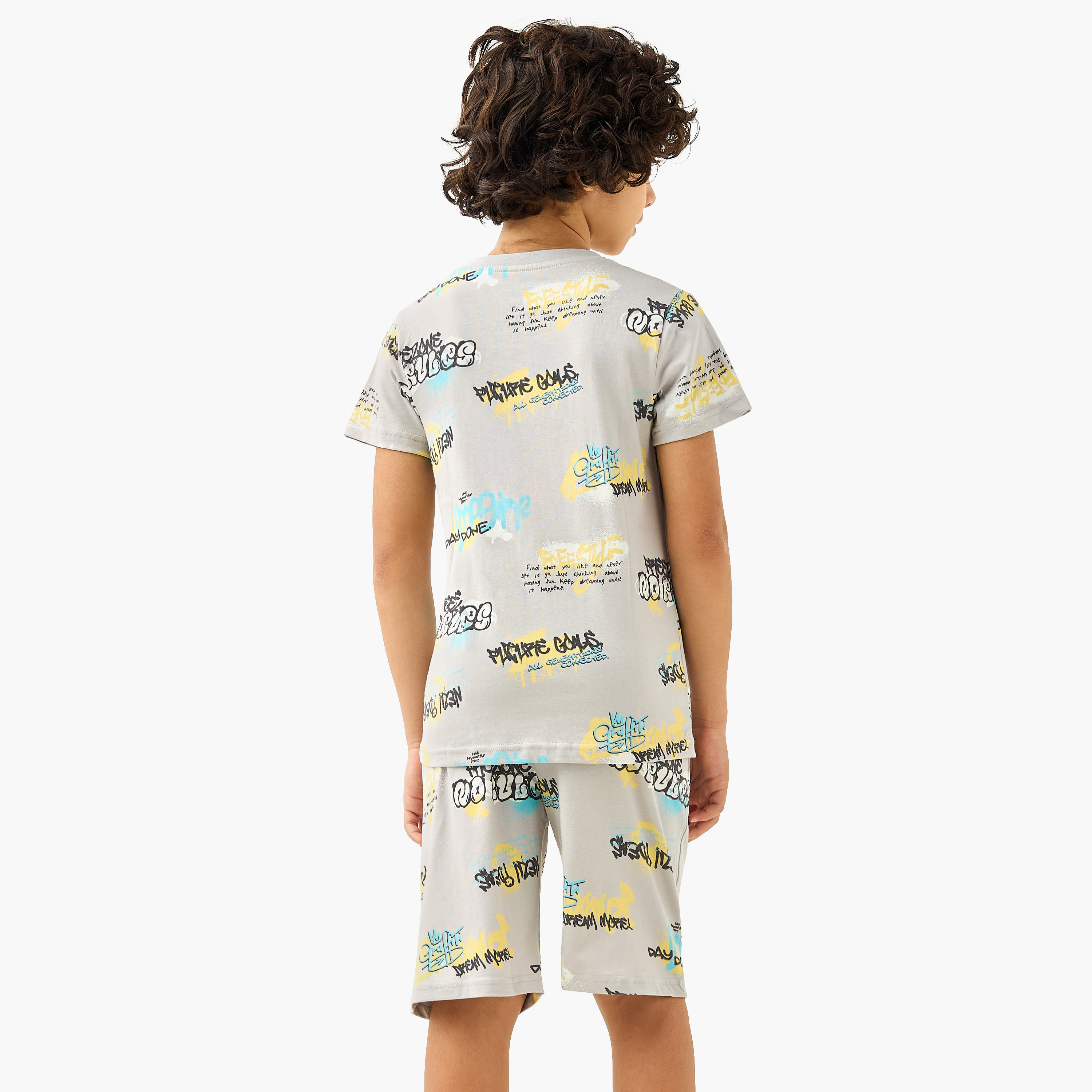 طقم تيشيرت وشورت بطبعات جرافيتي من جونيورز-boys-clothing-nightwear-image-4