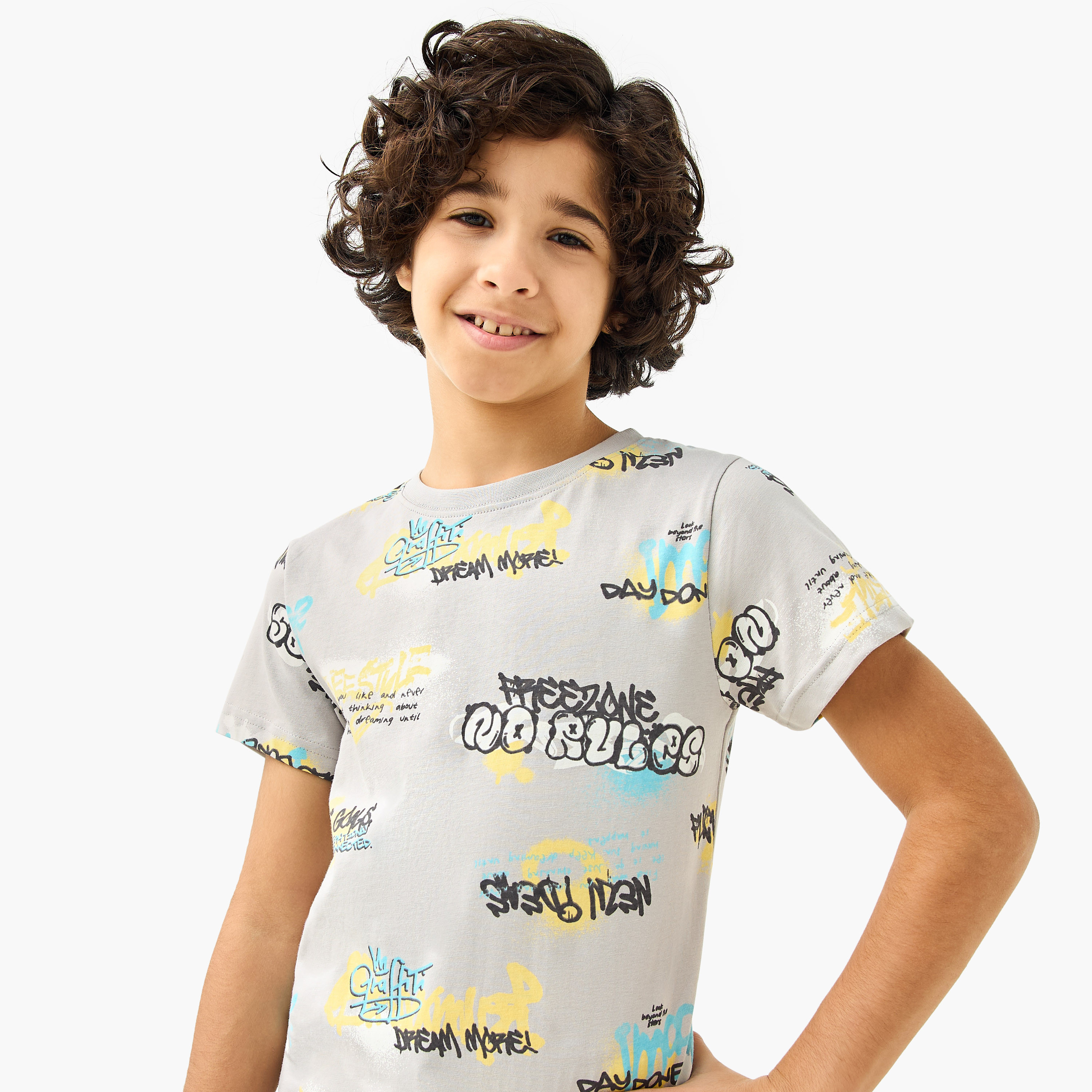 طقم تيشيرت وشورت بطبعات جرافيتي من جونيورز-boys-clothing-nightwear-image-5