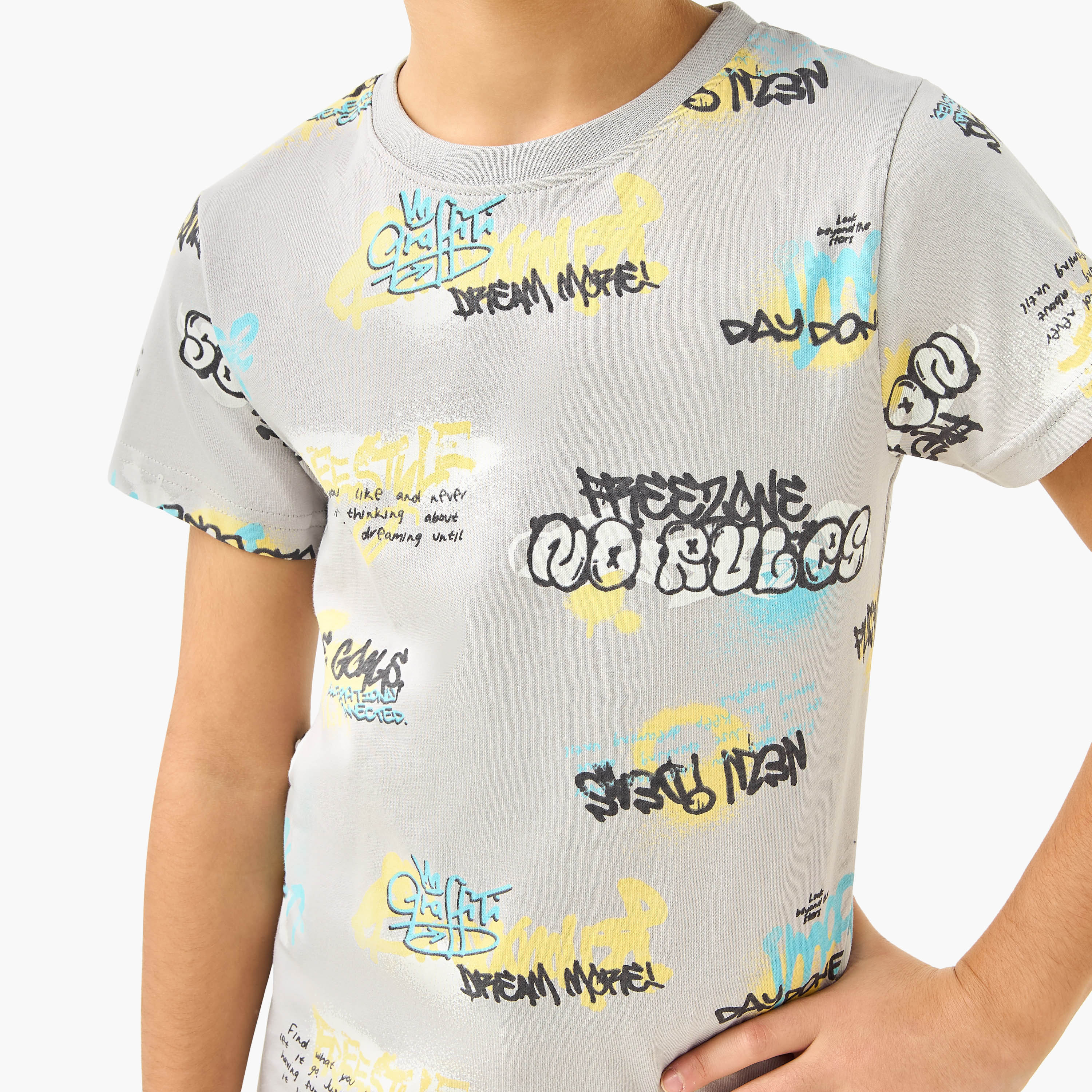 طقم تيشيرت وشورت بطبعات جرافيتي من جونيورز-boys-clothing-nightwear-image-6