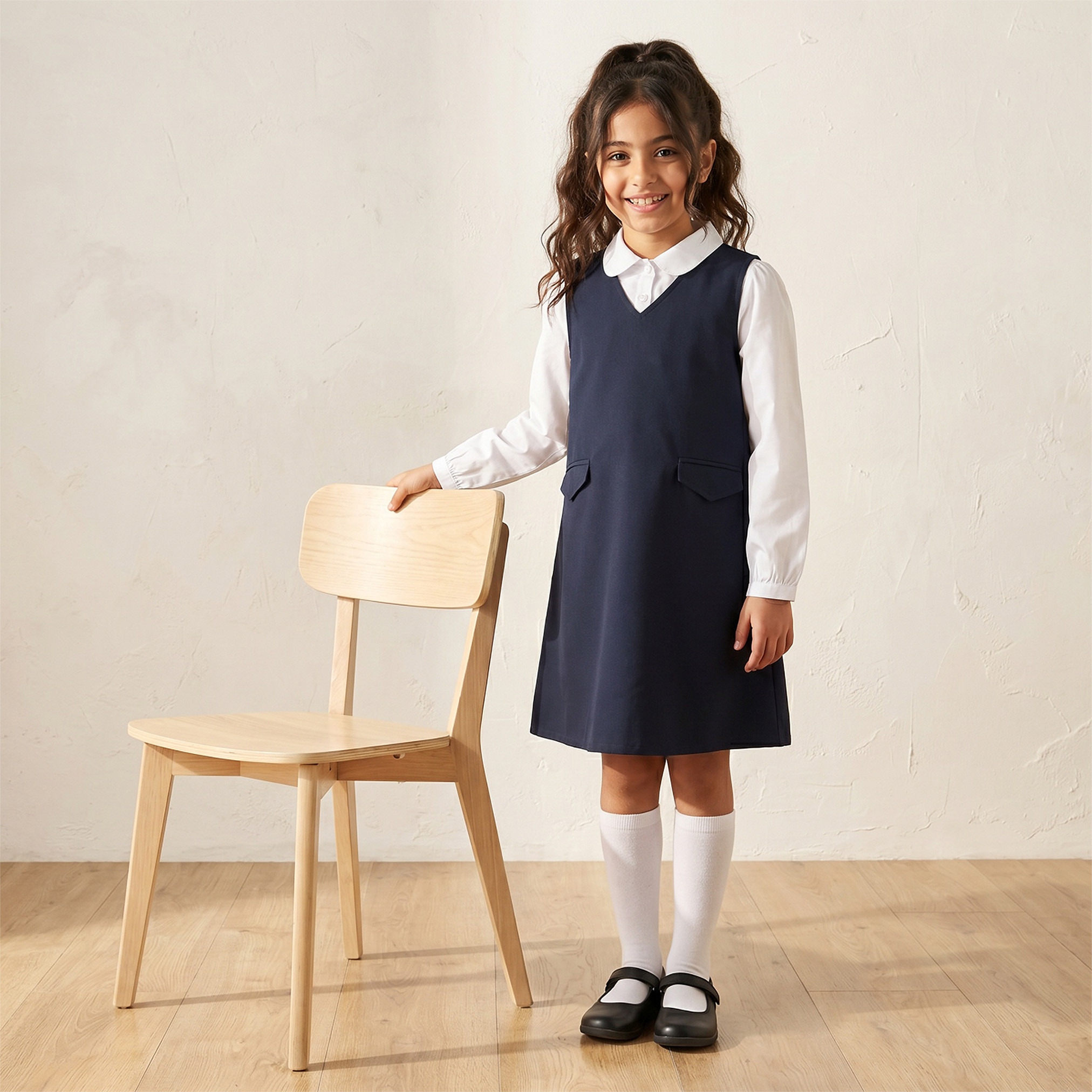مريلة مدرسية بياقة V ولون كحلي للبنات من جونيورز-girls-clothing-schoolwear-dresses-image-1