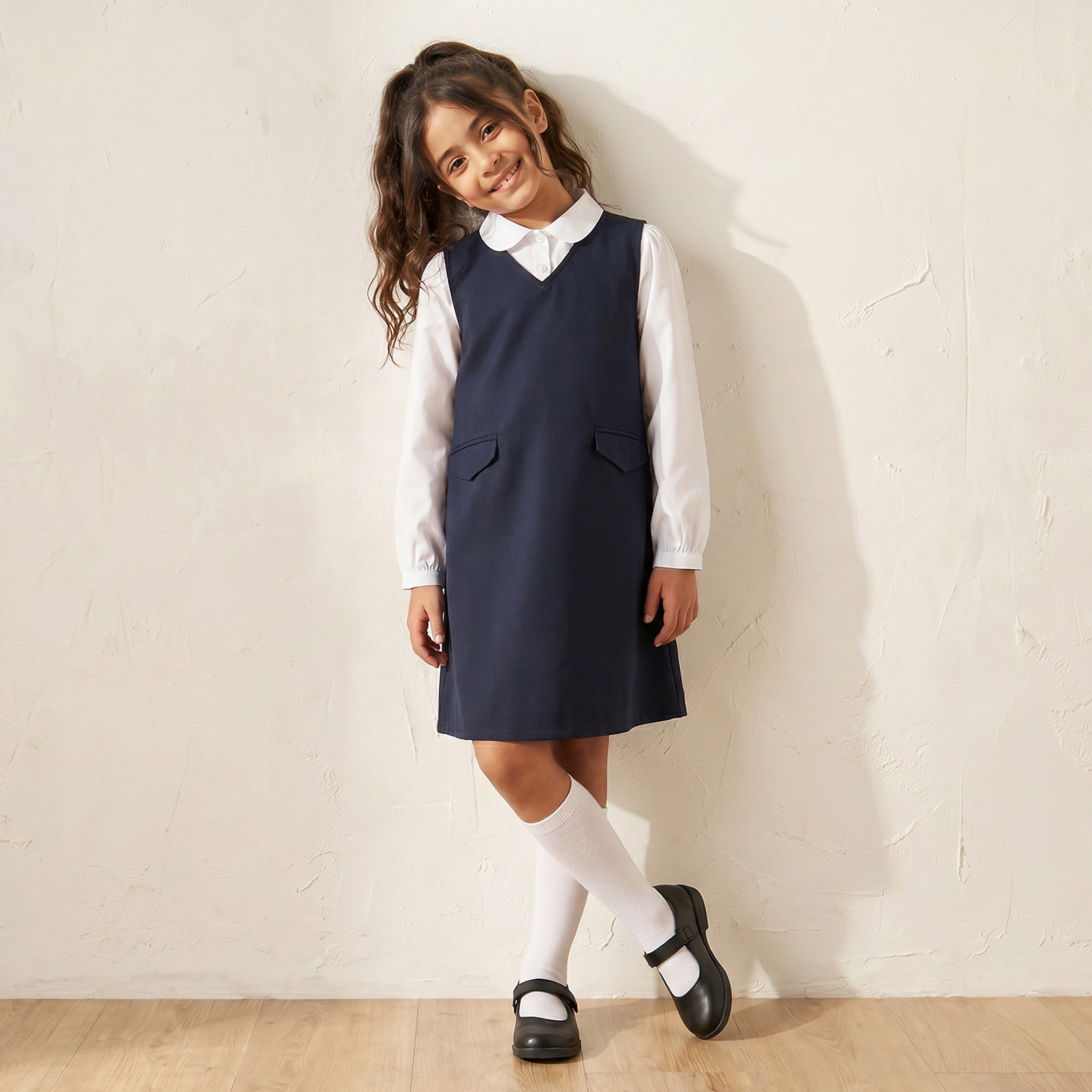 مريلة مدرسية بياقة V ولون كحلي للبنات من جونيورز-girls-clothing-schoolwear-dresses-image-2