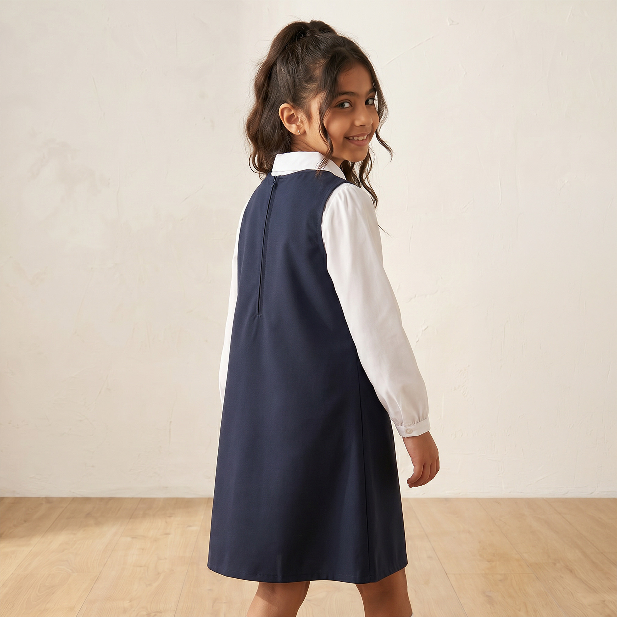 مريلة مدرسية بياقة V ولون كحلي للبنات من جونيورز-girls-clothing-schoolwear-dresses-image-3