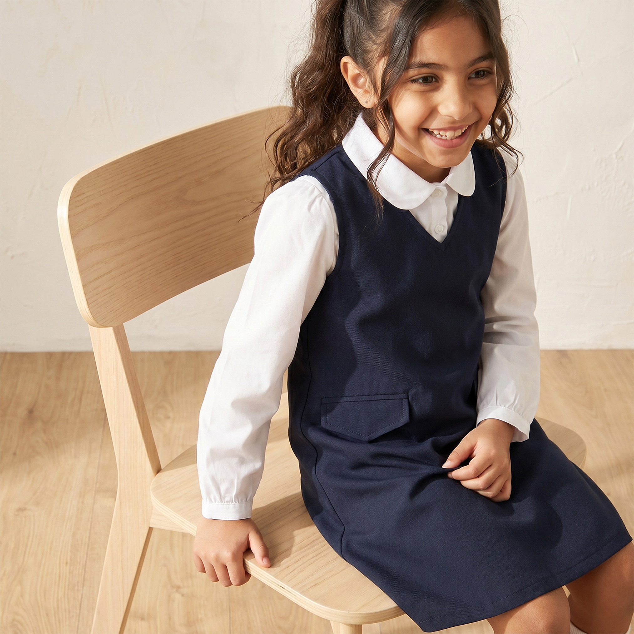 مريلة مدرسية بياقة V ولون كحلي للبنات من جونيورز-girls-clothing-schoolwear-dresses-image-5