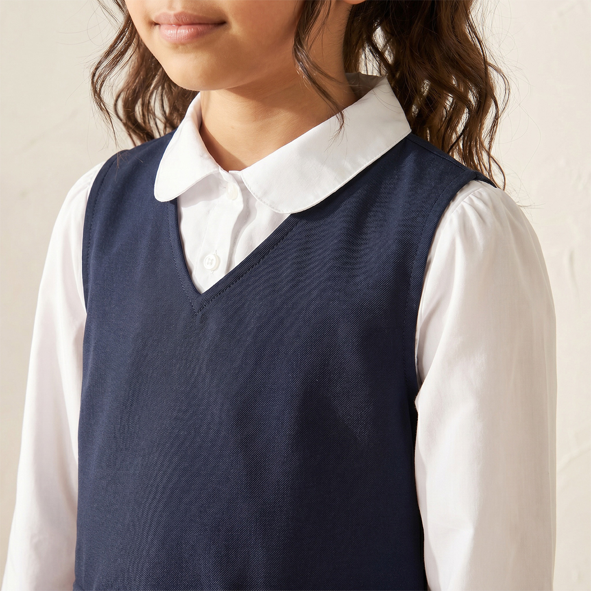 مريلة مدرسية بياقة V ولون كحلي للبنات من جونيورز-girls-clothing-schoolwear-dresses-image-6