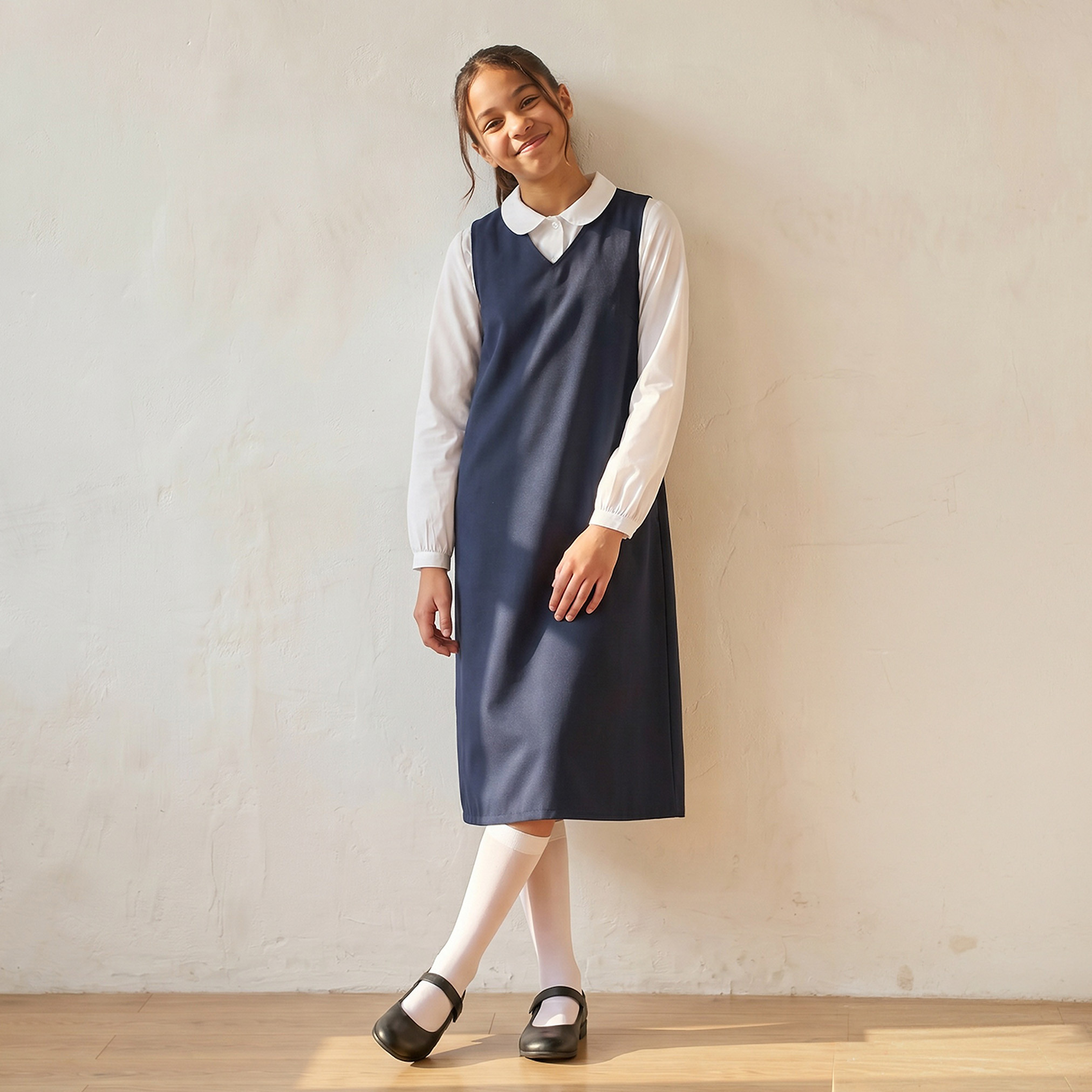 مريلة مدرسية زرقاء داكنة بياقة V من جونيورز - للبنات-girls-clothing-schoolwear-dresses-image-1